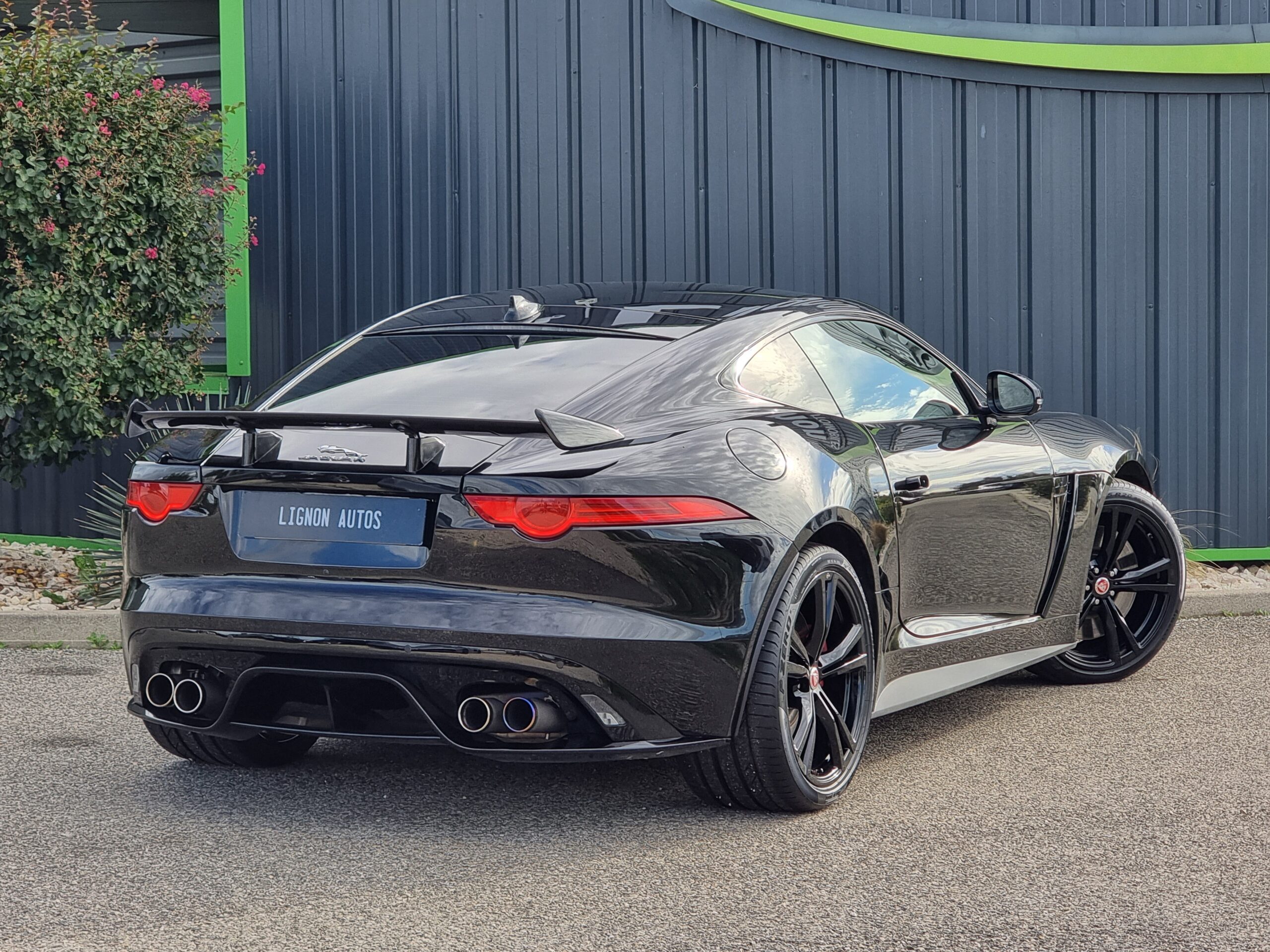 Photo JAGUAR F-TYPE COUPE 5.0 V8 SURALIMENTÉ 575CH SVR AWD BVA8