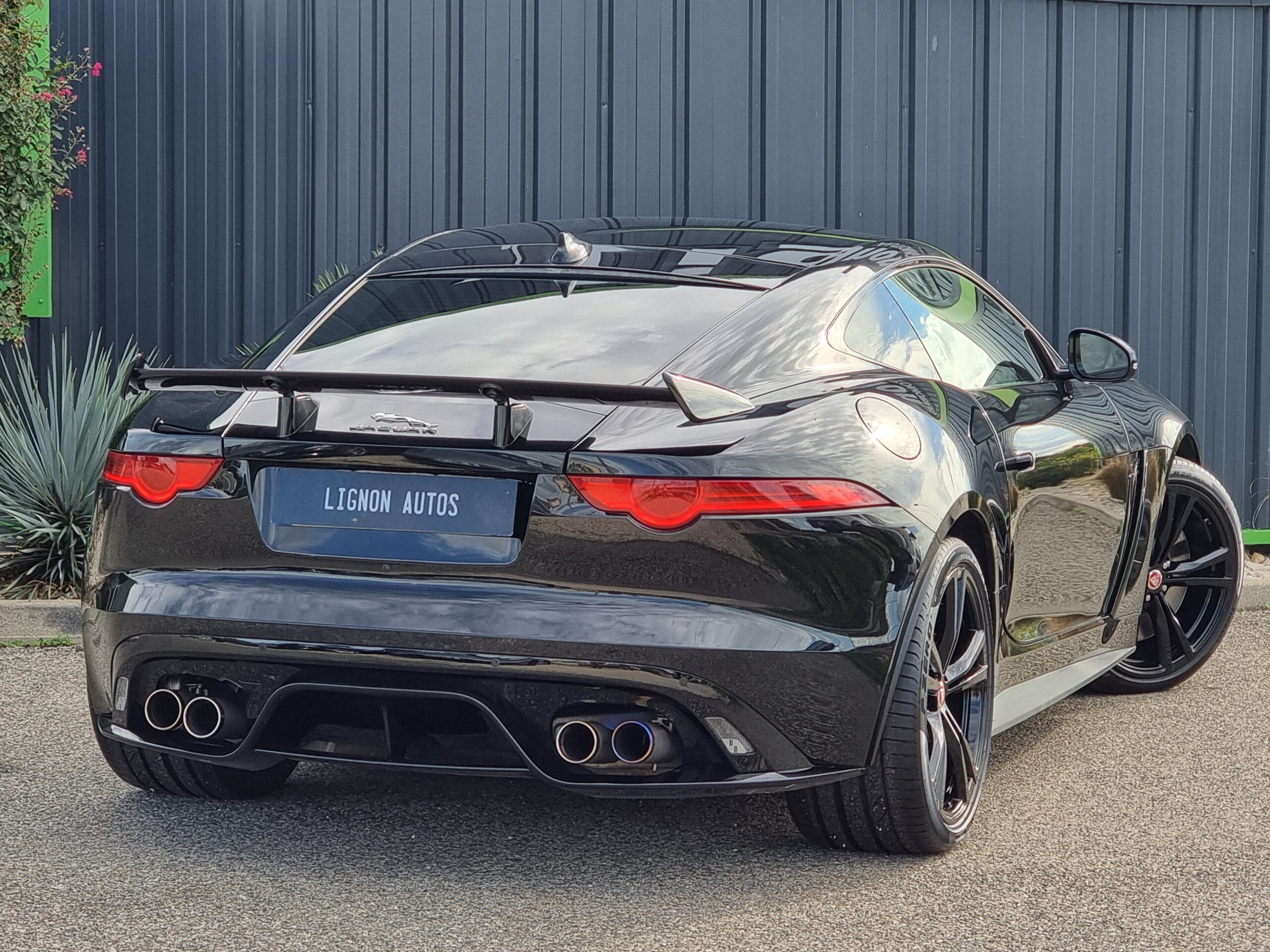 Photo JAGUAR F-TYPE COUPE 5.0 V8 SURALIMENTÉ 575CH SVR AWD BVA8