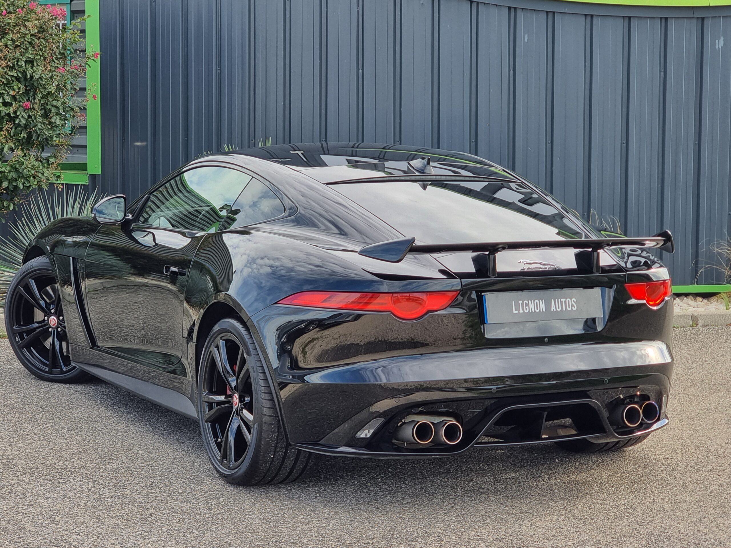 Photo JAGUAR F-TYPE COUPE 5.0 V8 SURALIMENTÉ 575CH SVR AWD BVA8