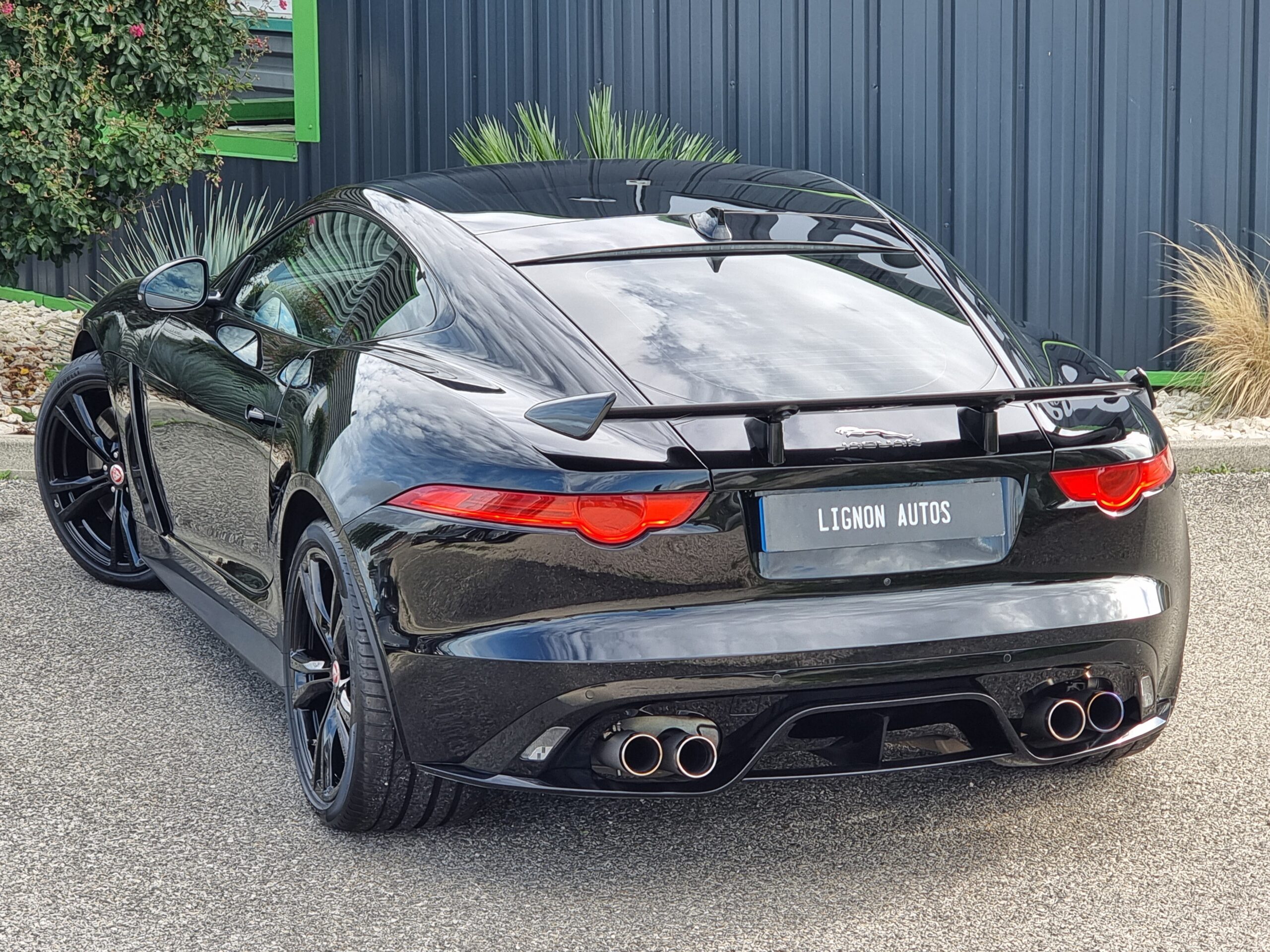 Photo JAGUAR F-TYPE COUPE 5.0 V8 SURALIMENTÉ 575CH SVR AWD BVA8