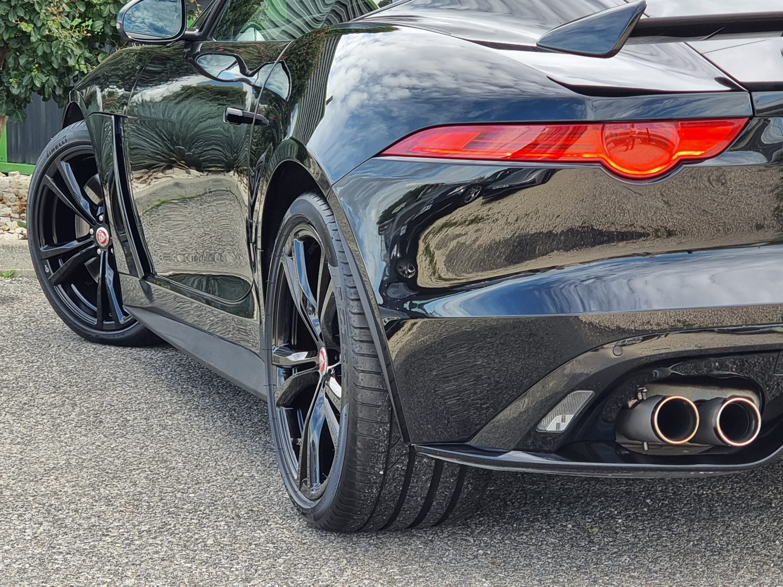 Photo JAGUAR F-TYPE COUPE 5.0 V8 SURALIMENTÉ 575CH SVR AWD BVA8