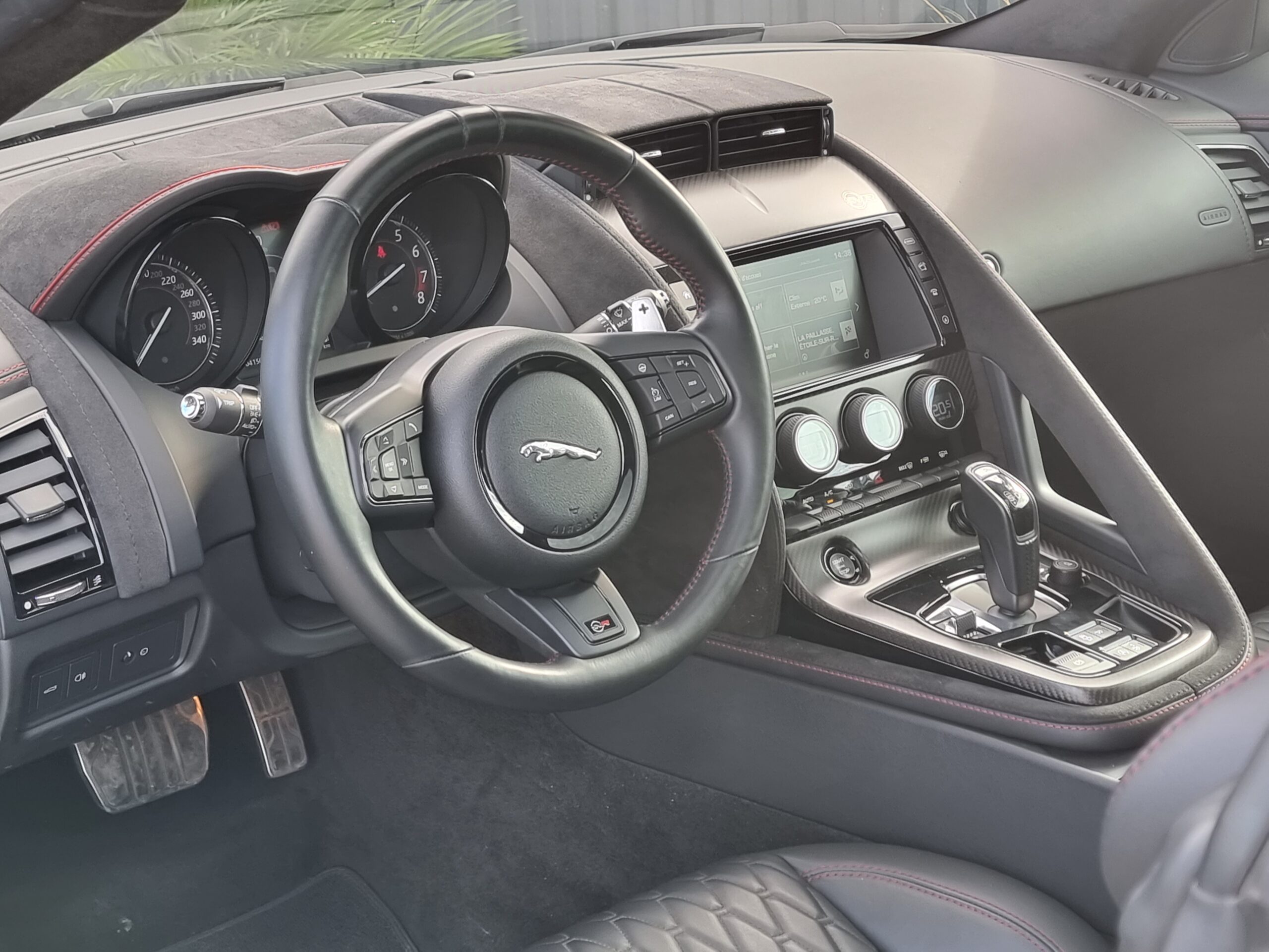 Photo JAGUAR F-TYPE COUPE 5.0 V8 SURALIMENTÉ 575CH SVR AWD BVA8