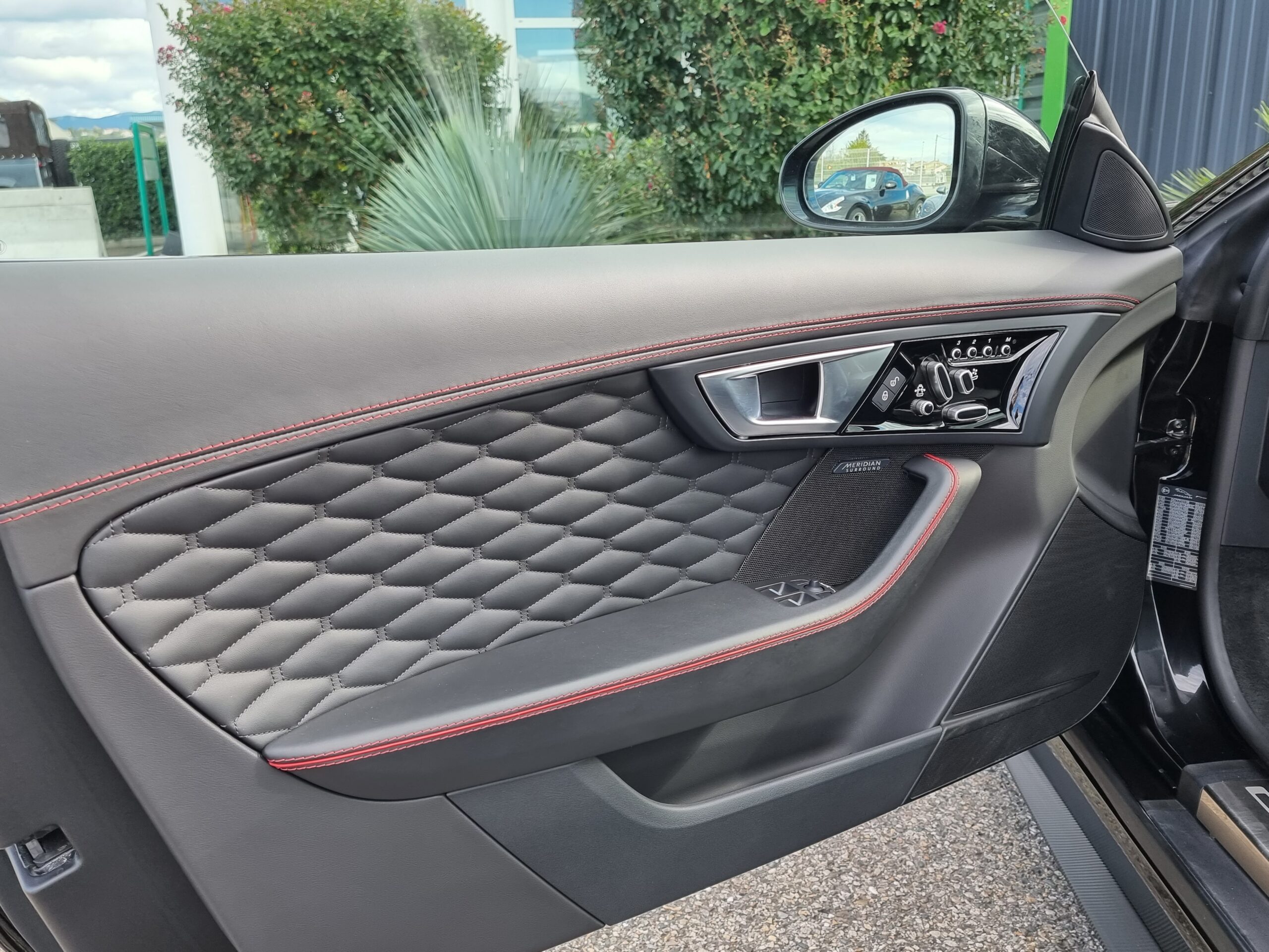 Photo JAGUAR F-TYPE COUPE 5.0 V8 SURALIMENTÉ 575CH SVR AWD BVA8