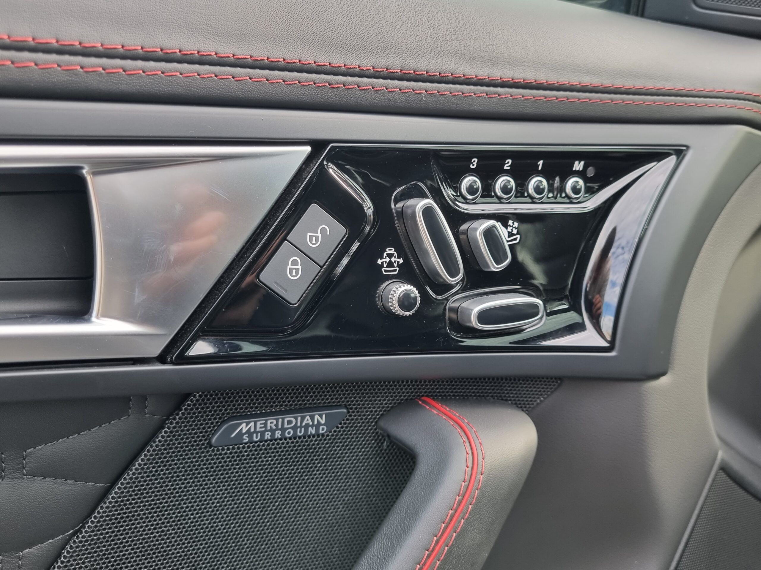 Photo JAGUAR F-TYPE COUPE 5.0 V8 SURALIMENTÉ 575CH SVR AWD BVA8