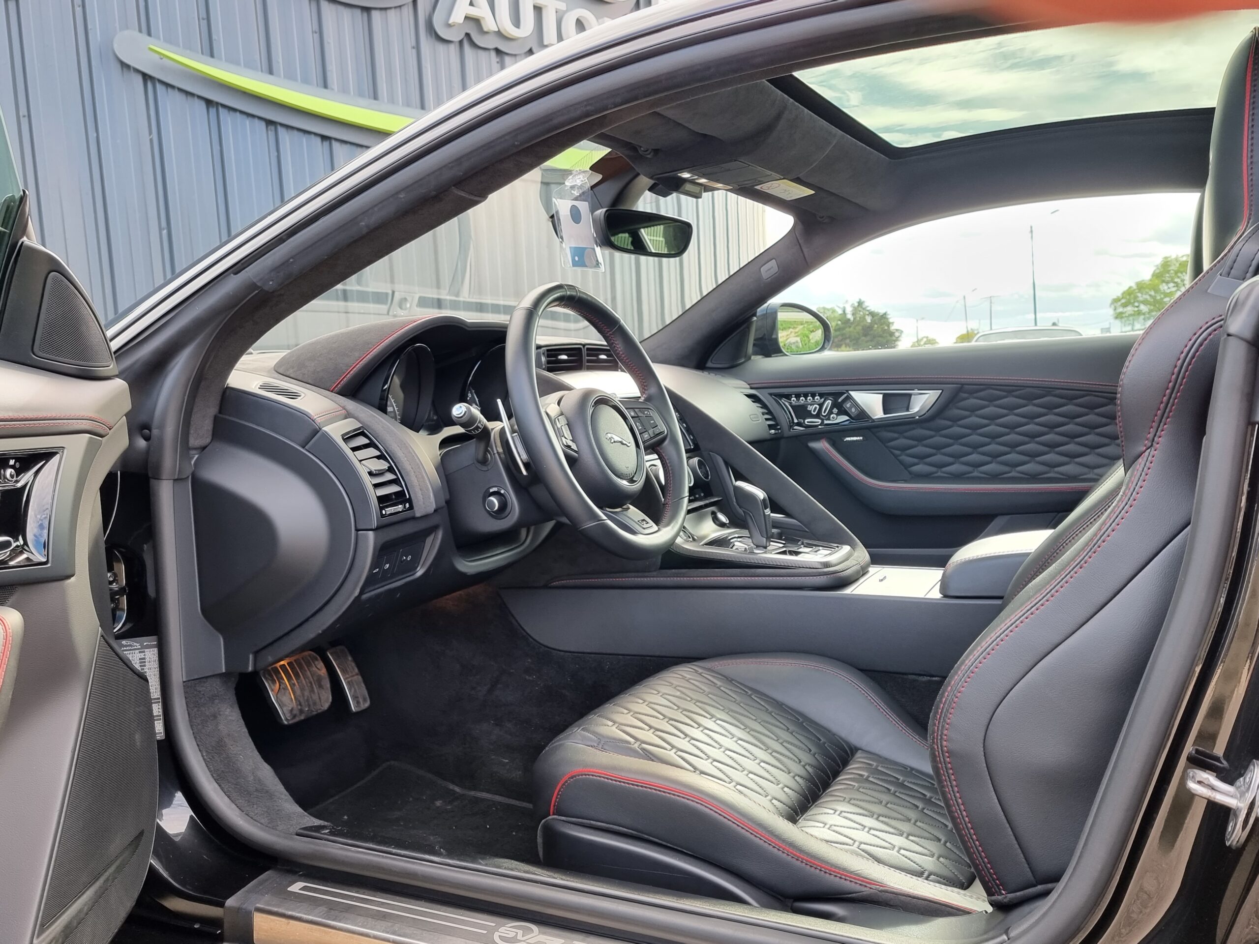 Photo JAGUAR F-TYPE COUPE 5.0 V8 SURALIMENTÉ 575CH SVR AWD BVA8