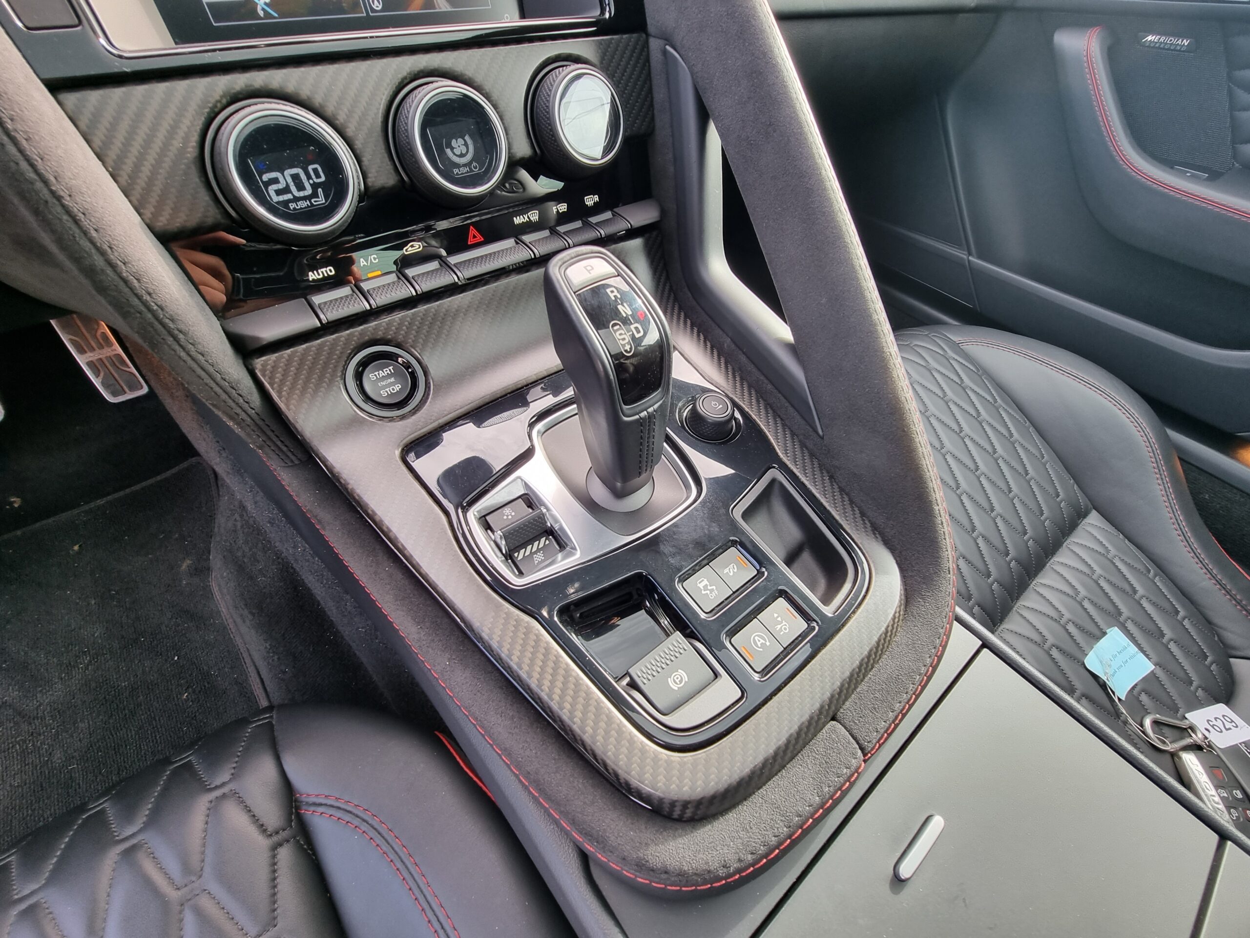Photo JAGUAR F-TYPE COUPE 5.0 V8 SURALIMENTÉ 575CH SVR AWD BVA8