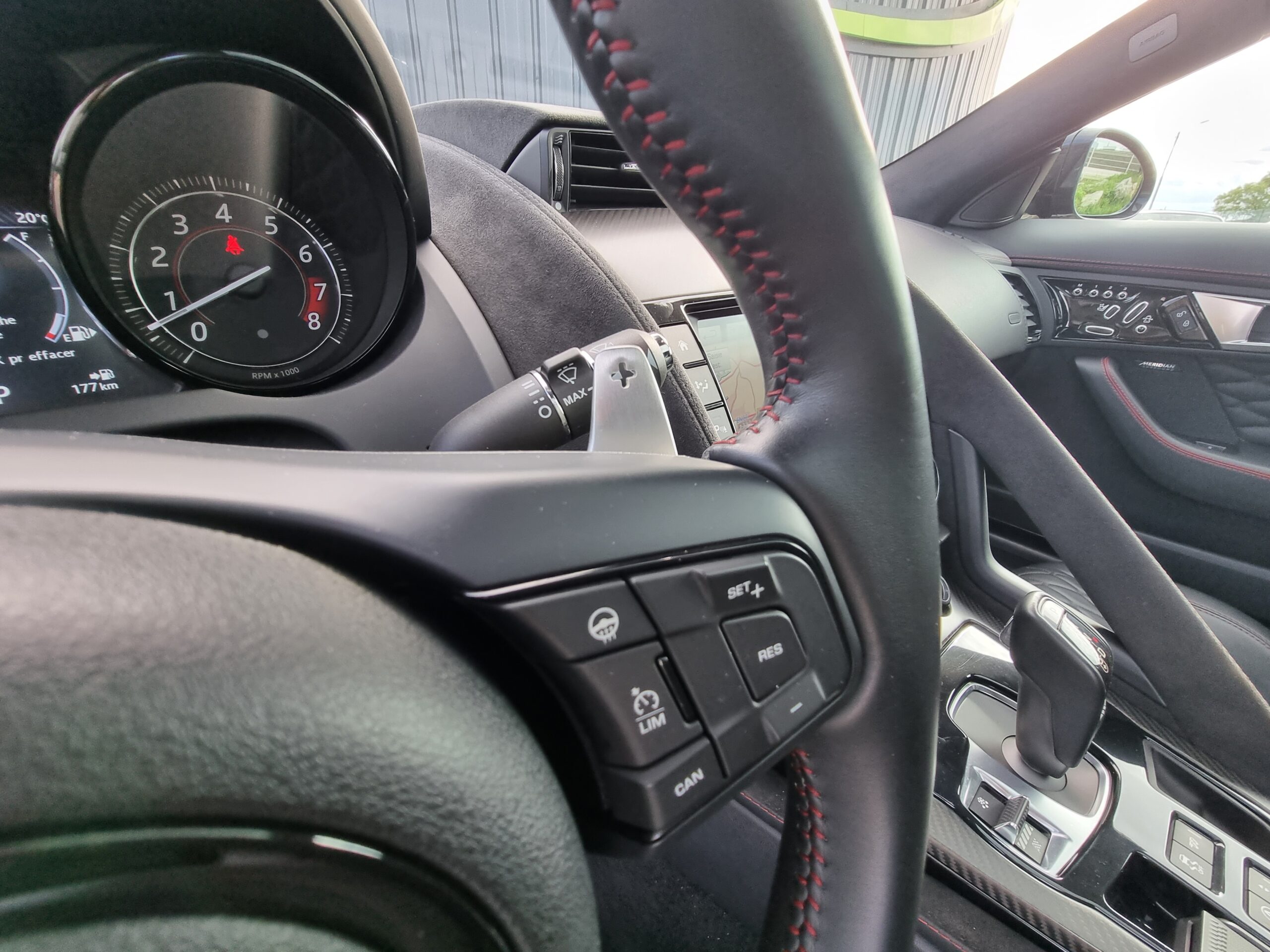 Photo JAGUAR F-TYPE COUPE 5.0 V8 SURALIMENTÉ 575CH SVR AWD BVA8