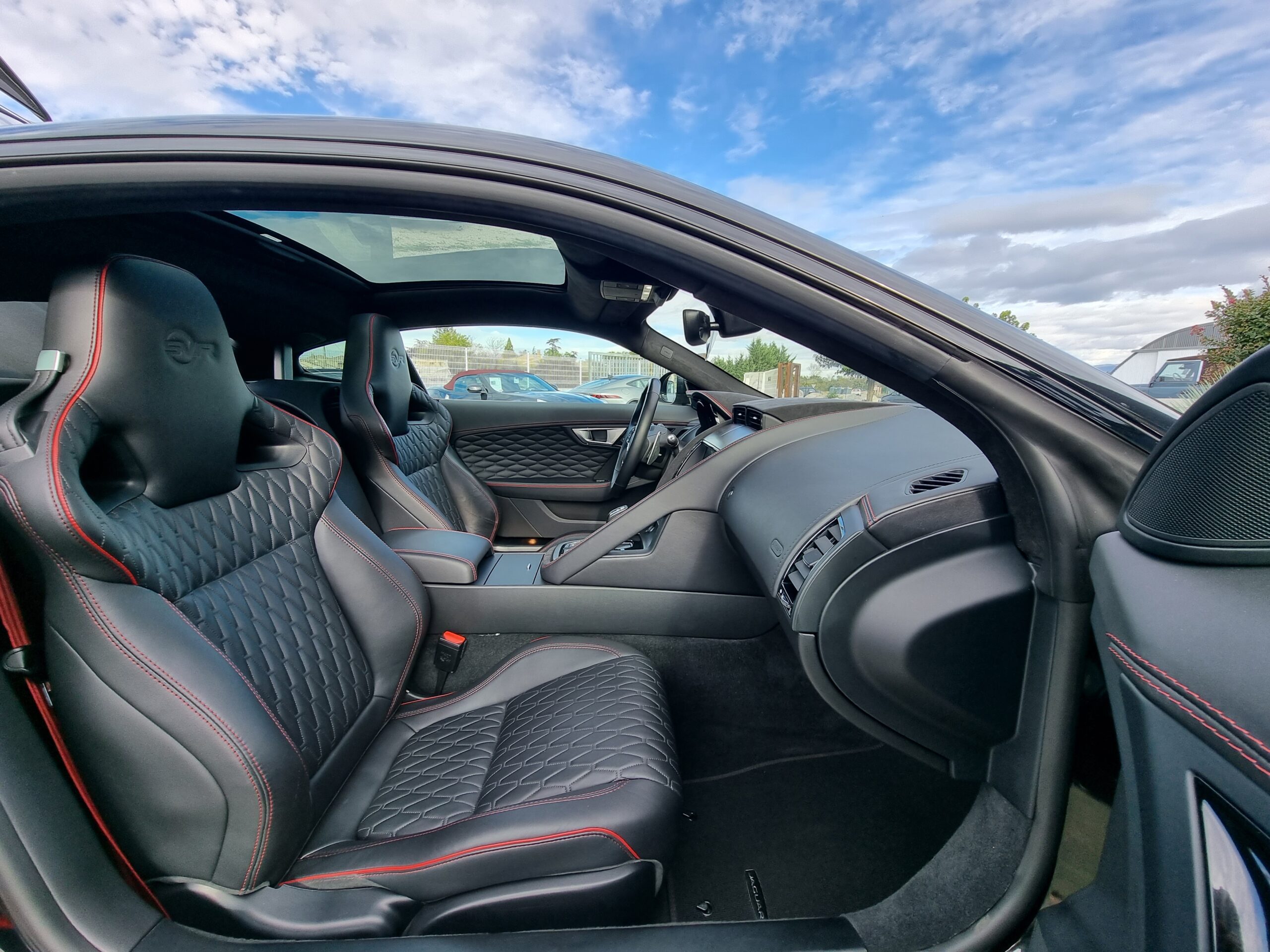 Photo JAGUAR F-TYPE COUPE 5.0 V8 SURALIMENTÉ 575CH SVR AWD BVA8