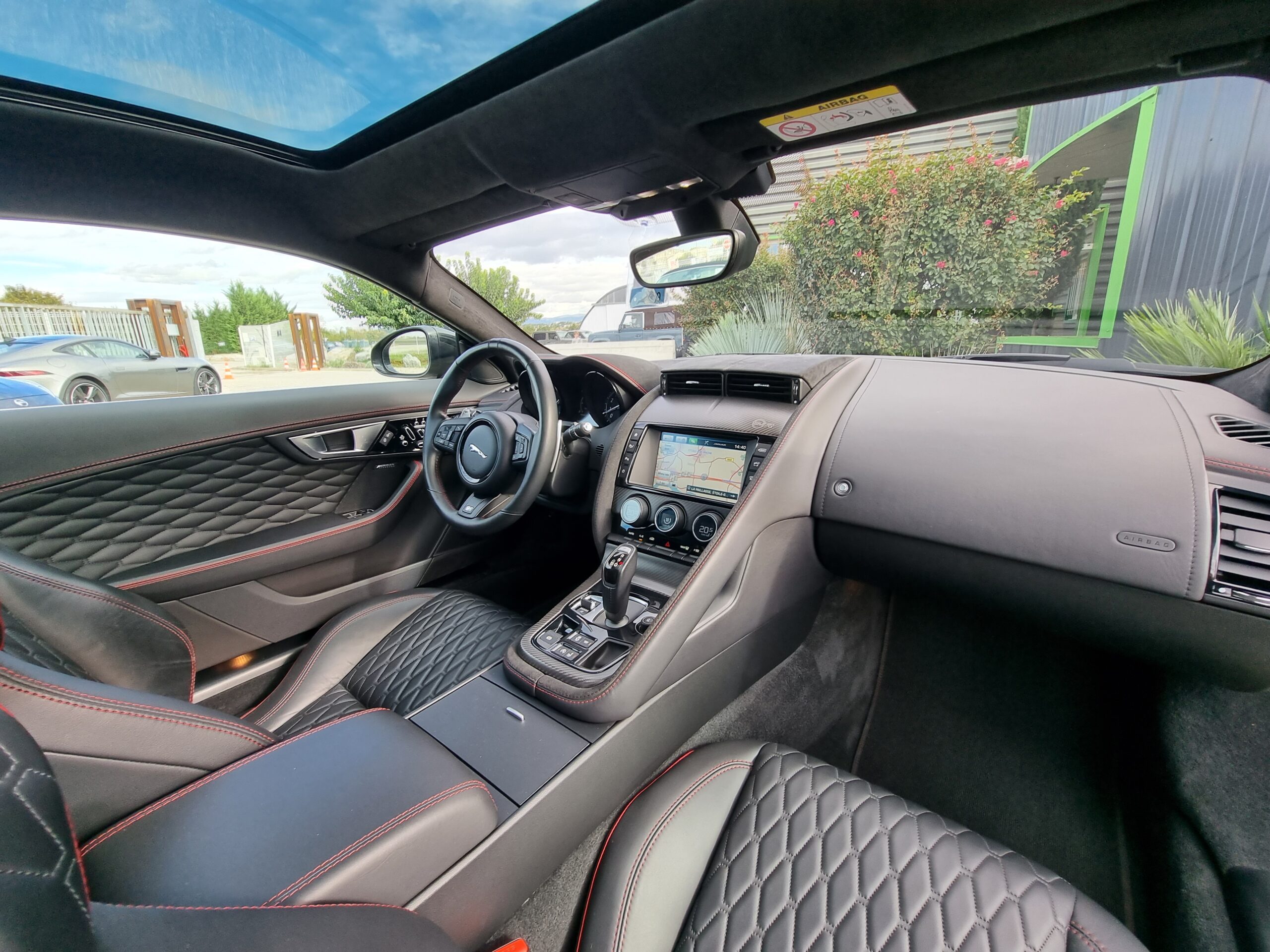 Photo JAGUAR F-TYPE COUPE 5.0 V8 SURALIMENTÉ 575CH SVR AWD BVA8