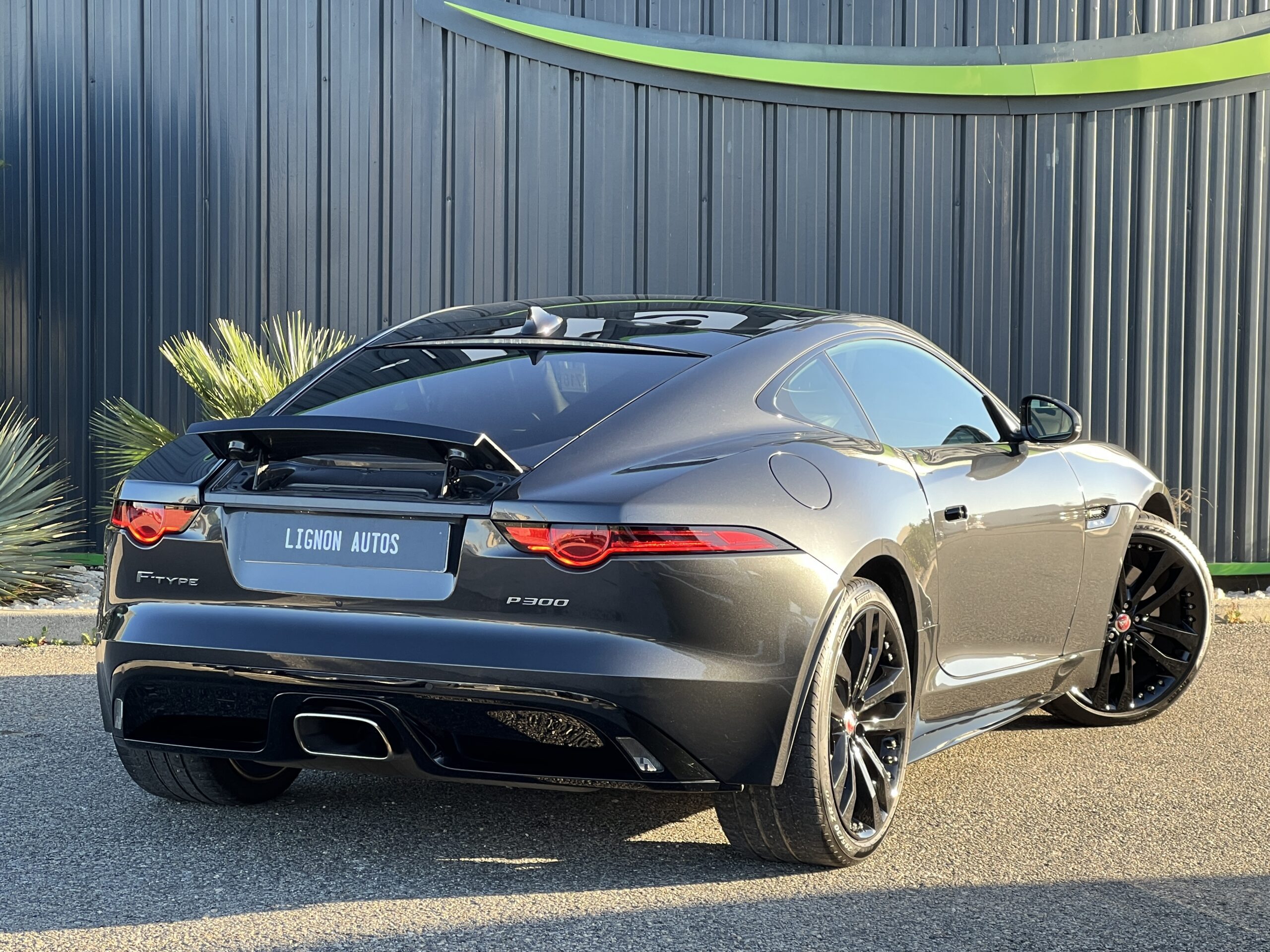 Photo JAGUAR F-TYPE COUPÉ 2.0T 300 CH BVA8 R-DYNAMIC
