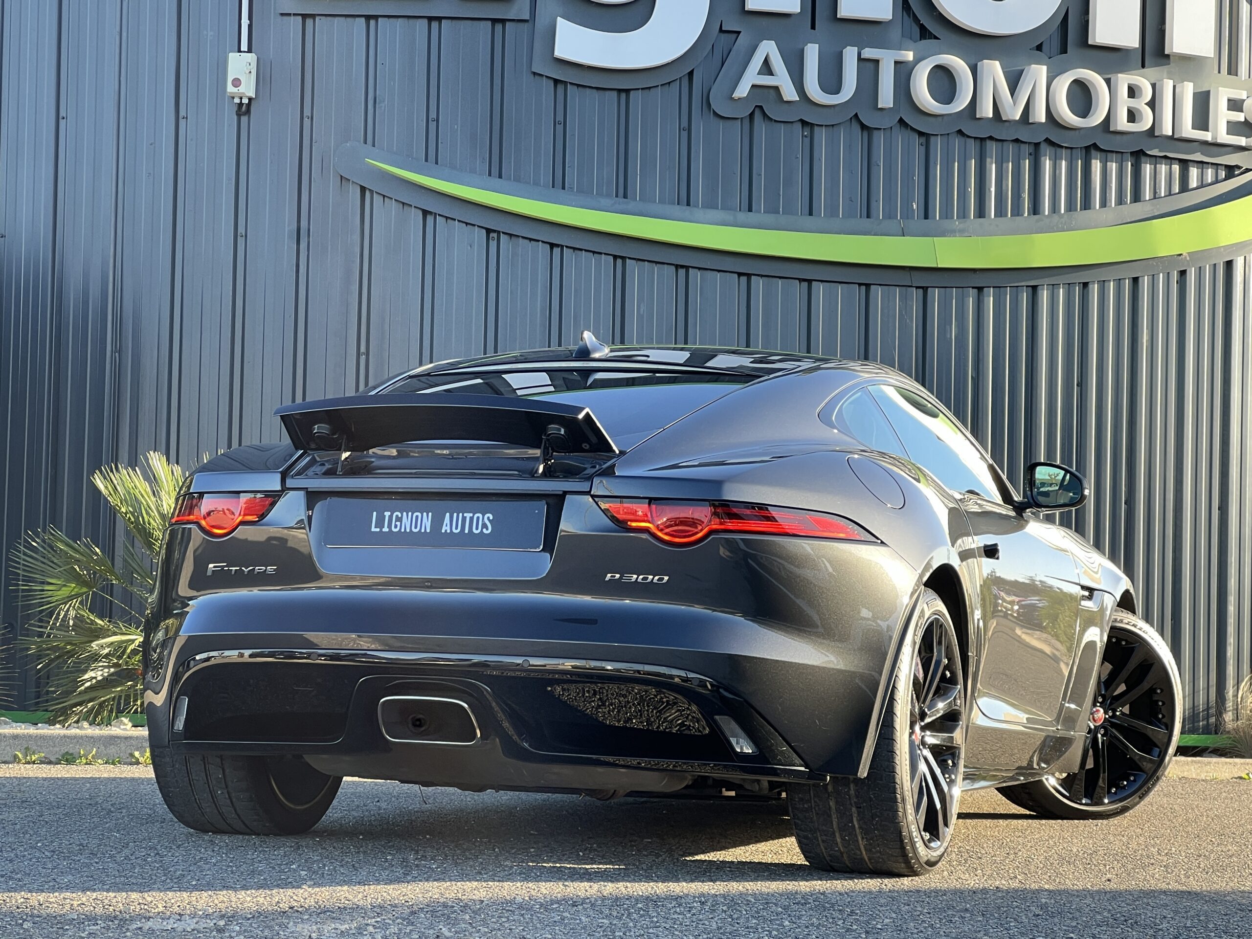 Photo JAGUAR F-TYPE COUPÉ 2.0T 300 CH BVA8 R-DYNAMIC