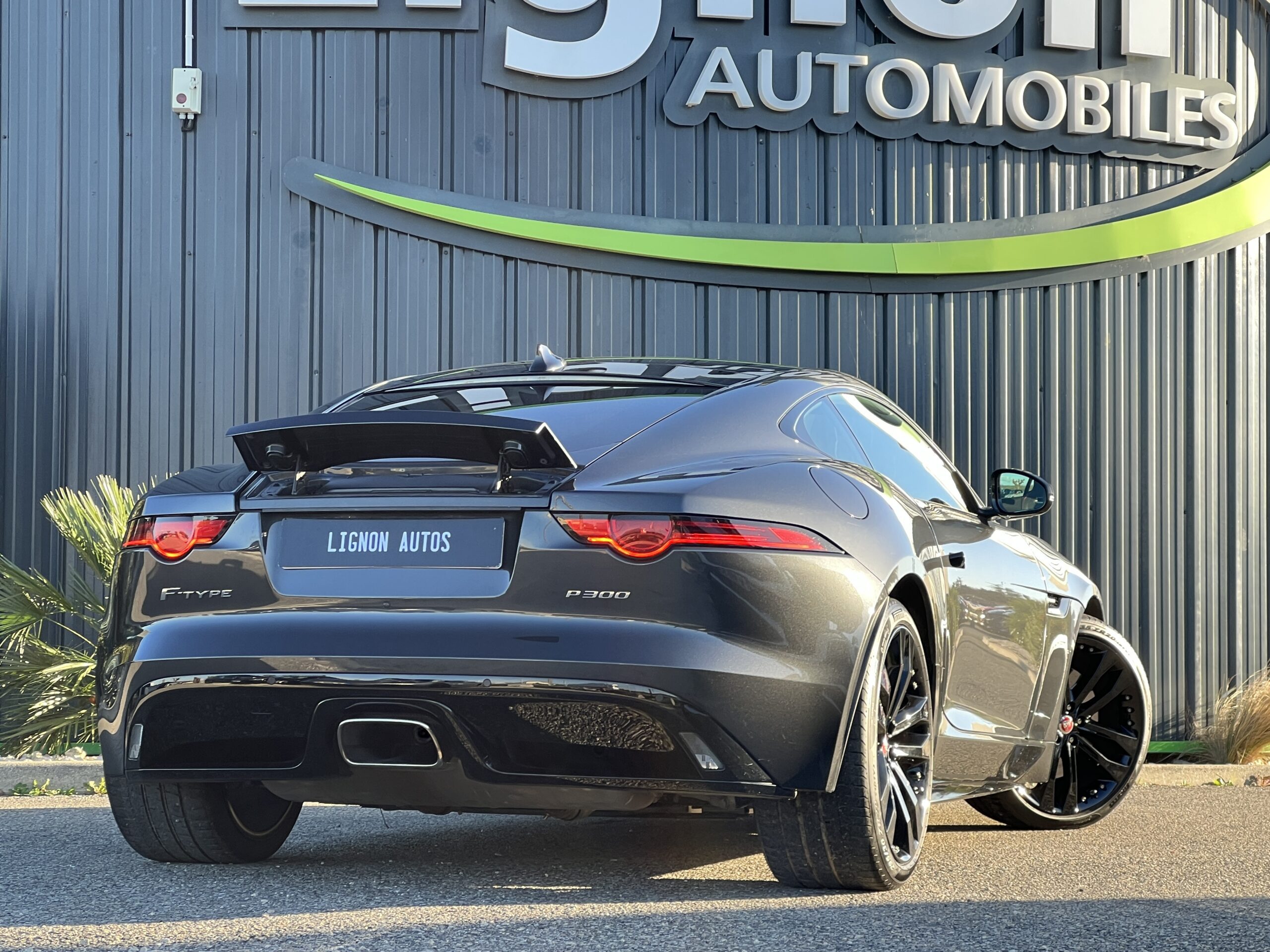 Photo JAGUAR F-TYPE COUPÉ 2.0T 300 CH BVA8 R-DYNAMIC