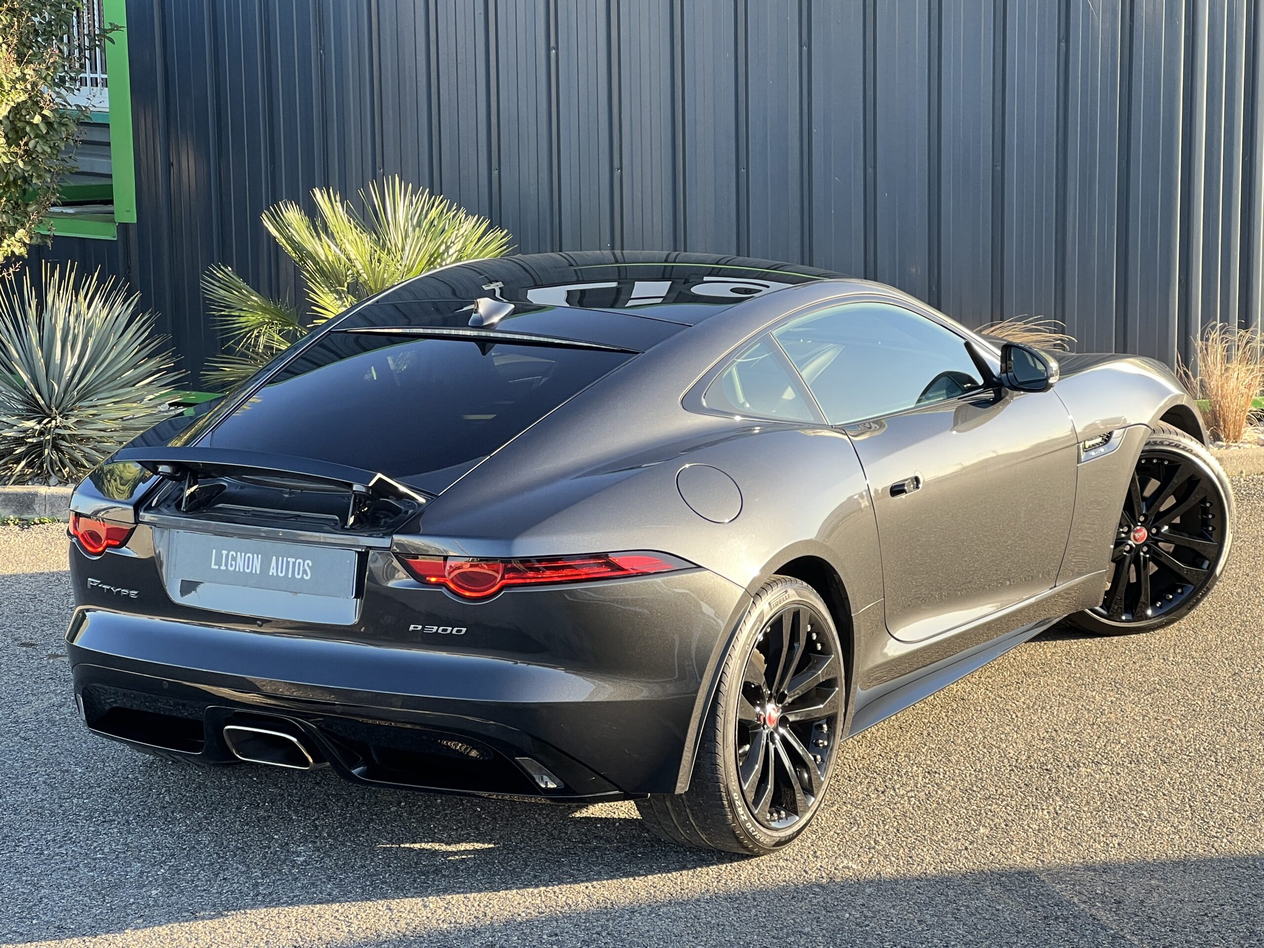 Photo JAGUAR F-TYPE COUPÉ 2.0T 300 CH BVA8 R-DYNAMIC