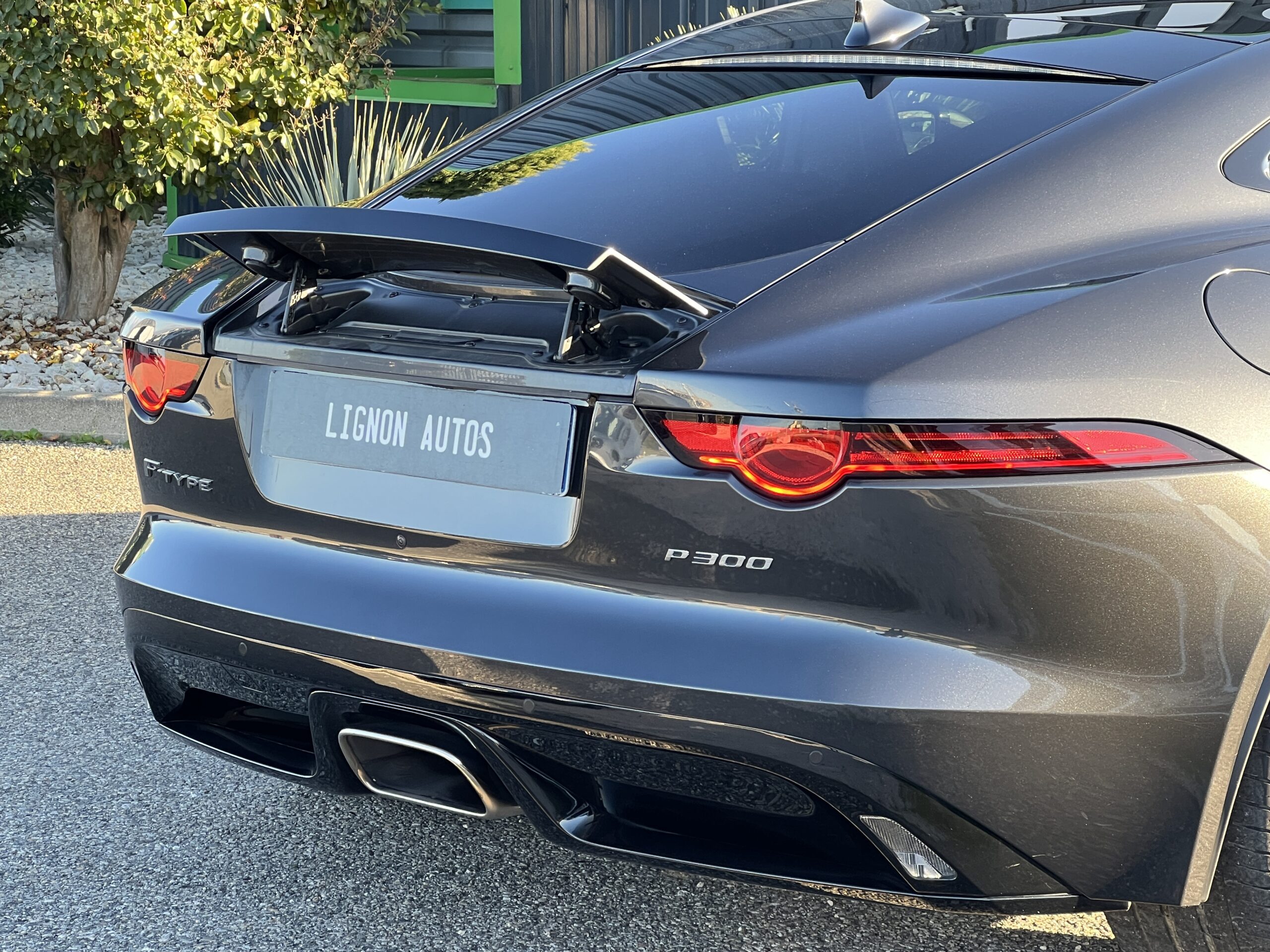 Photo JAGUAR F-TYPE COUPÉ 2.0T 300 CH BVA8 R-DYNAMIC