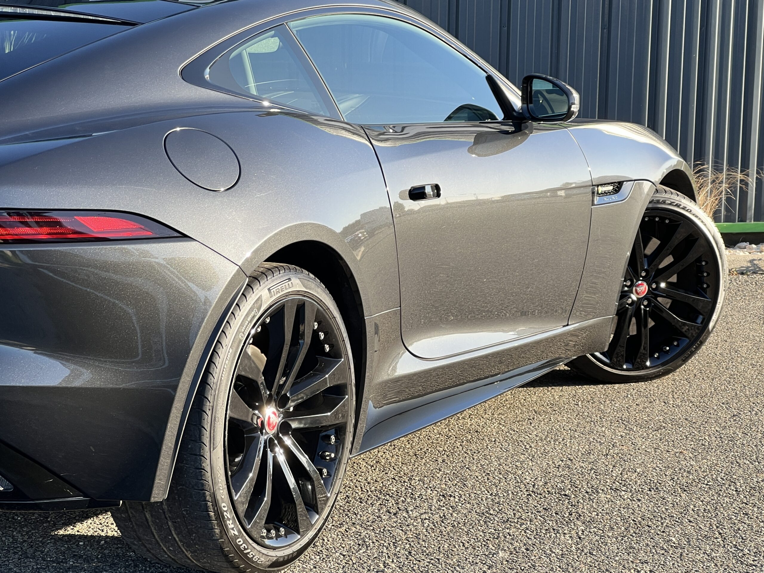 Photo JAGUAR F-TYPE COUPÉ 2.0T 300 CH BVA8 R-DYNAMIC