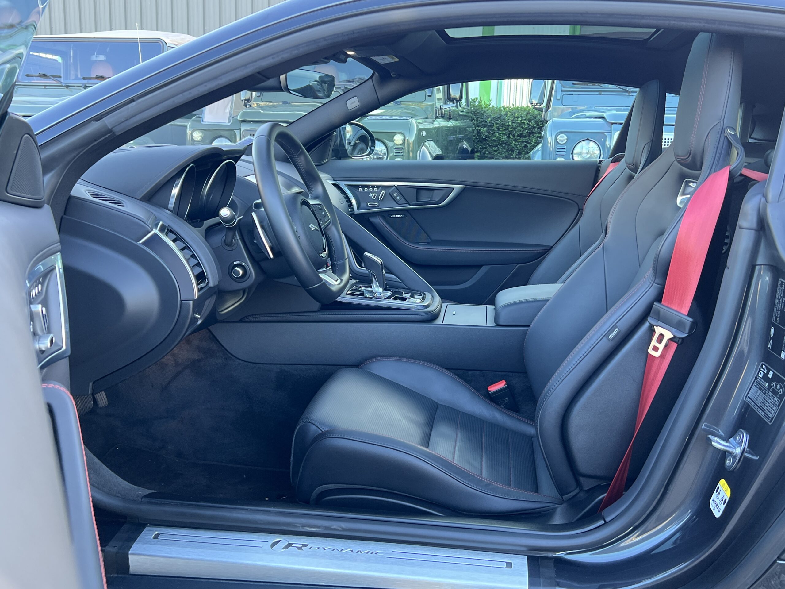 Photo JAGUAR F-TYPE COUPÉ 2.0T 300 CH BVA8 R-DYNAMIC