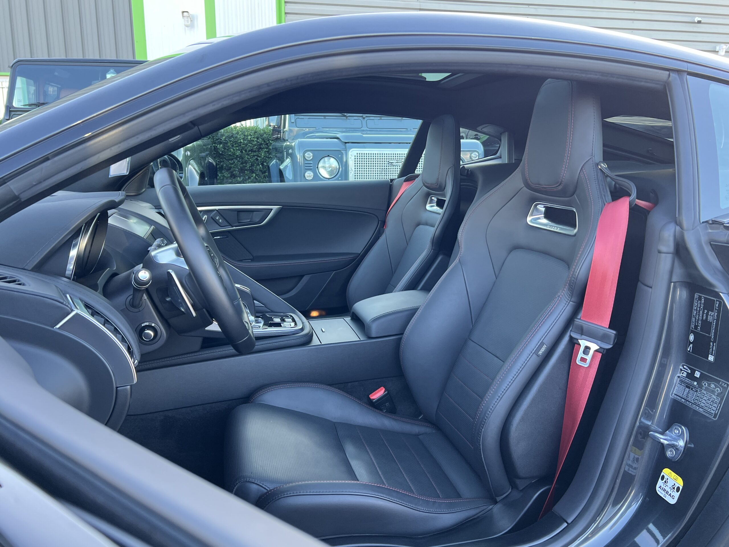 Photo JAGUAR F-TYPE COUPÉ 2.0T 300 CH BVA8 R-DYNAMIC