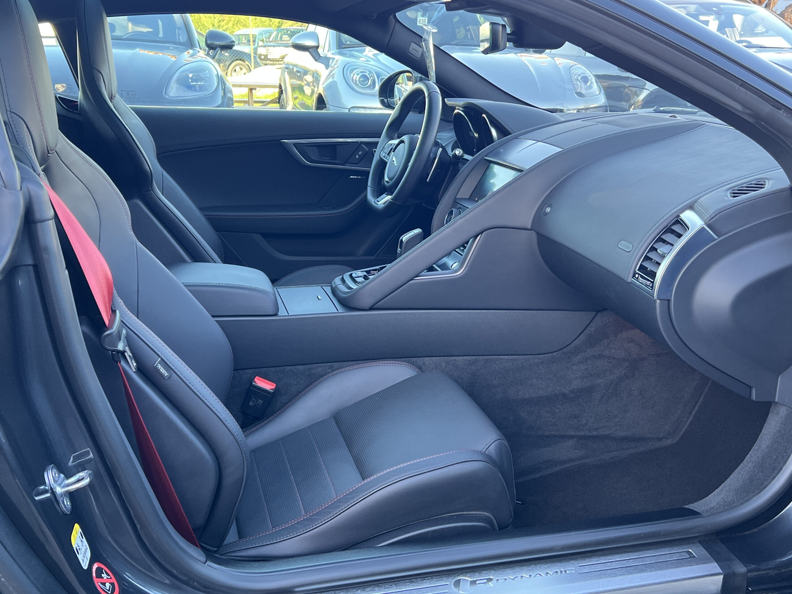 Photo JAGUAR F-TYPE COUPÉ 2.0T 300 CH BVA8 R-DYNAMIC