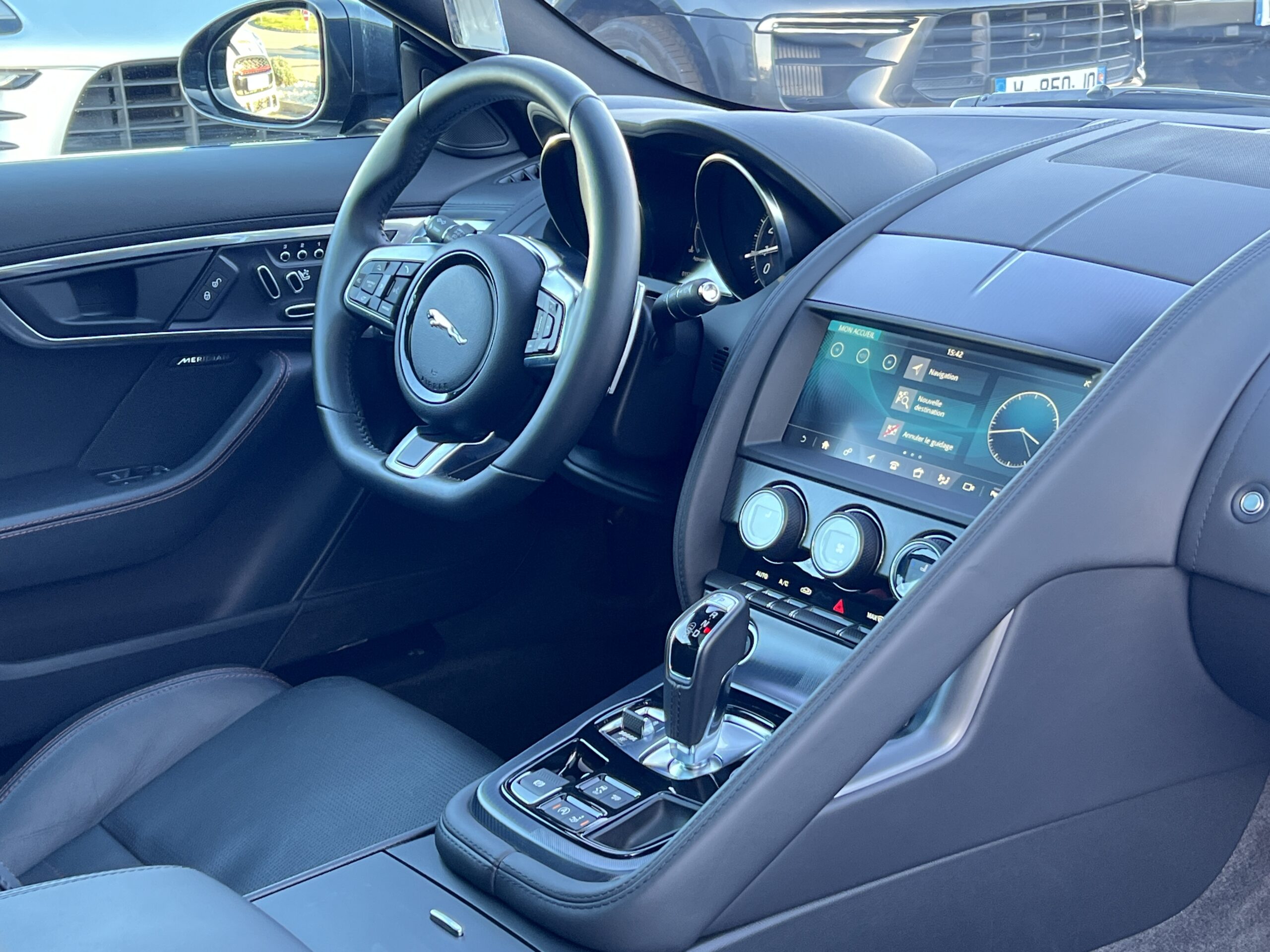 Photo JAGUAR F-TYPE COUPÉ 2.0T 300 CH BVA8 R-DYNAMIC