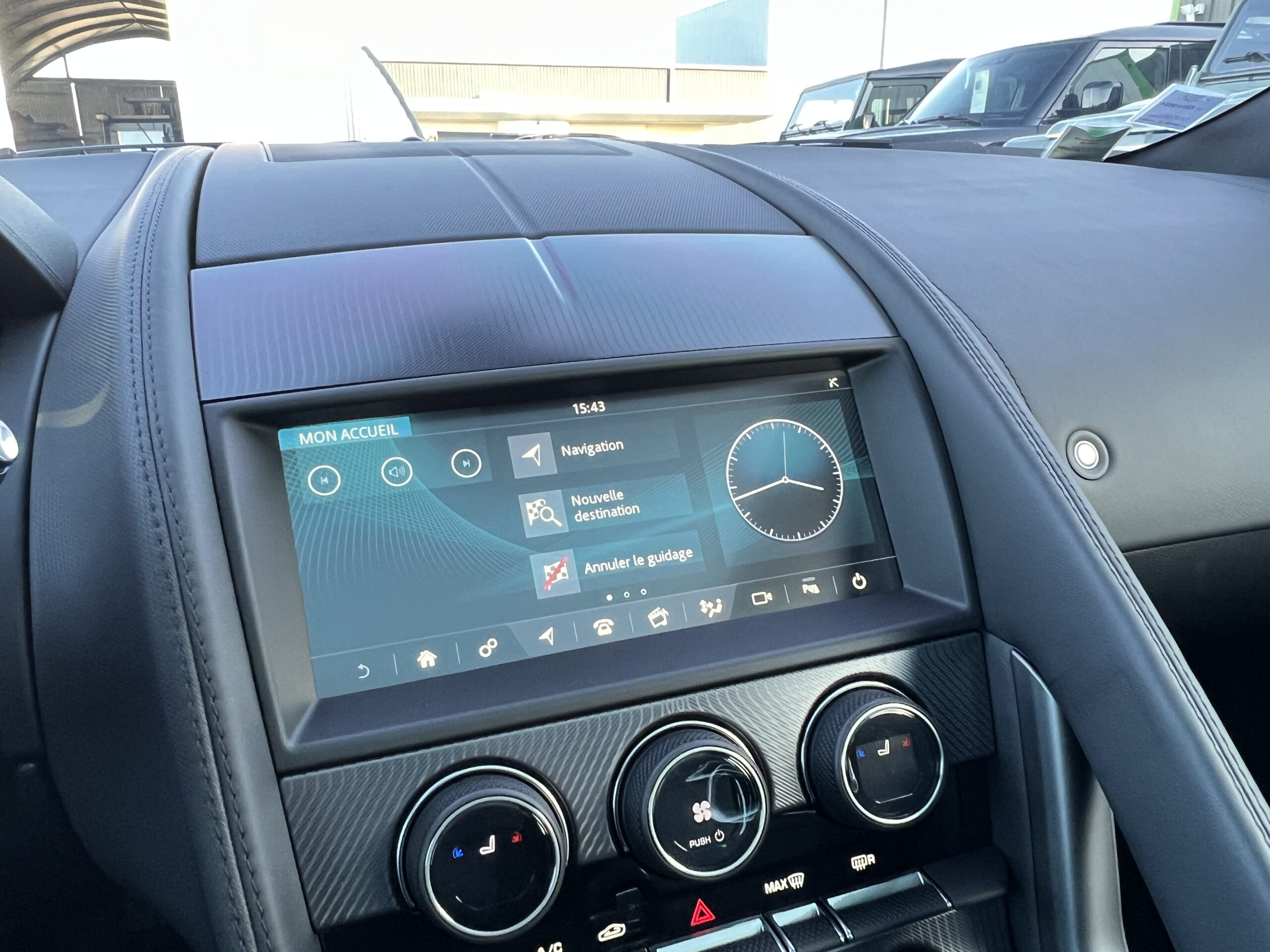 Photo JAGUAR F-TYPE COUPÉ 2.0T 300 CH BVA8 R-DYNAMIC