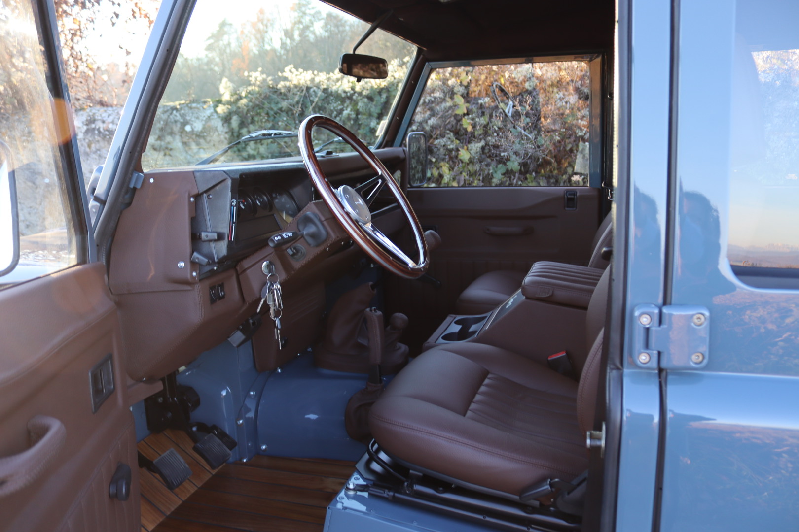Photo DEFENDER 110 TD5 CREW CAB R.A.F. BLUE 5 PLACES