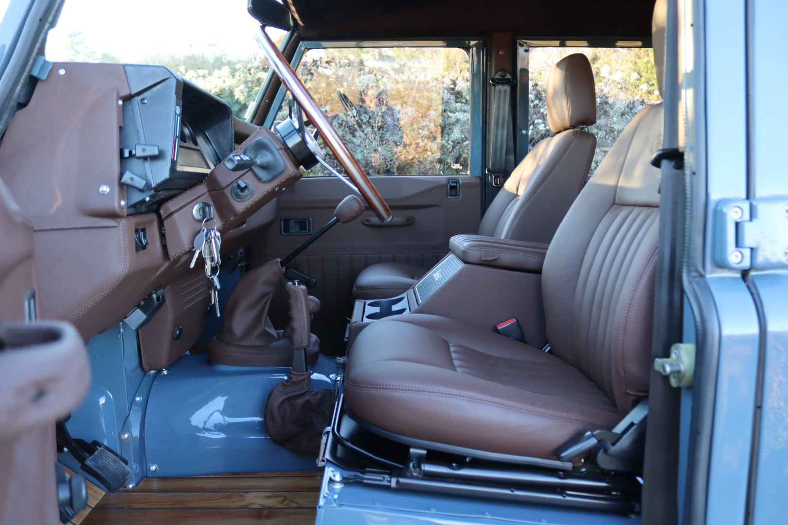 Photo DEFENDER 110 TD5 CREW CAB R.A.F. BLUE 5 PLACES
