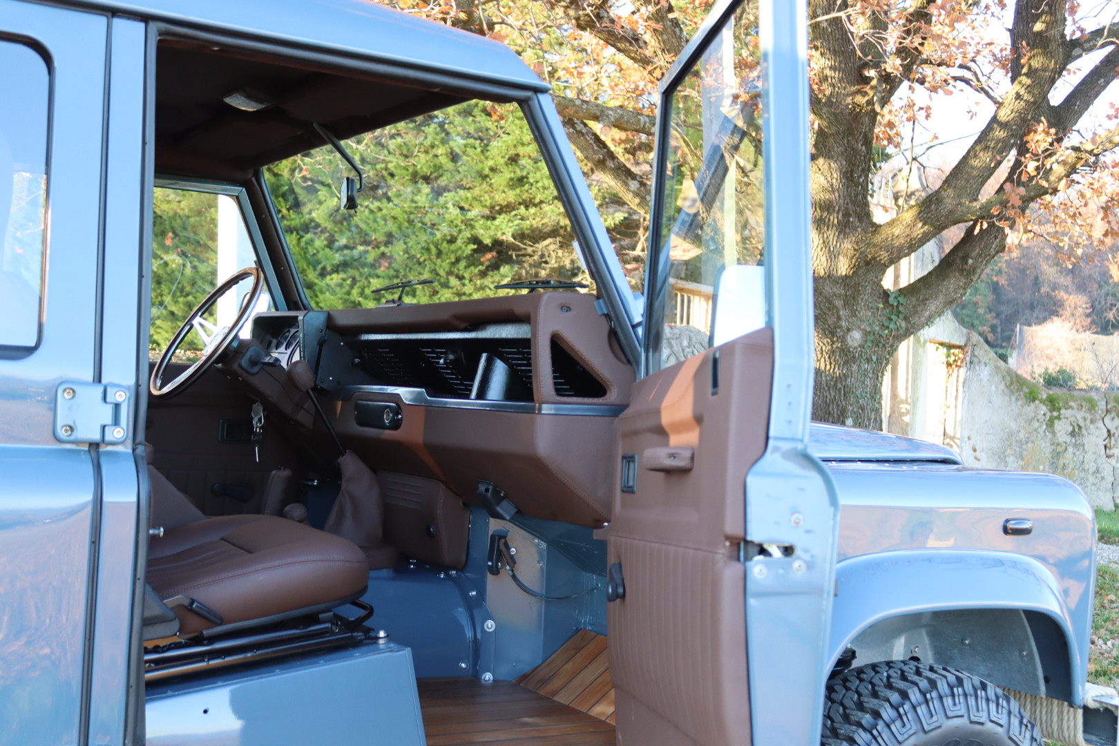 Photo DEFENDER 110 TD5 CREW CAB R.A.F. BLUE 5 PLACES