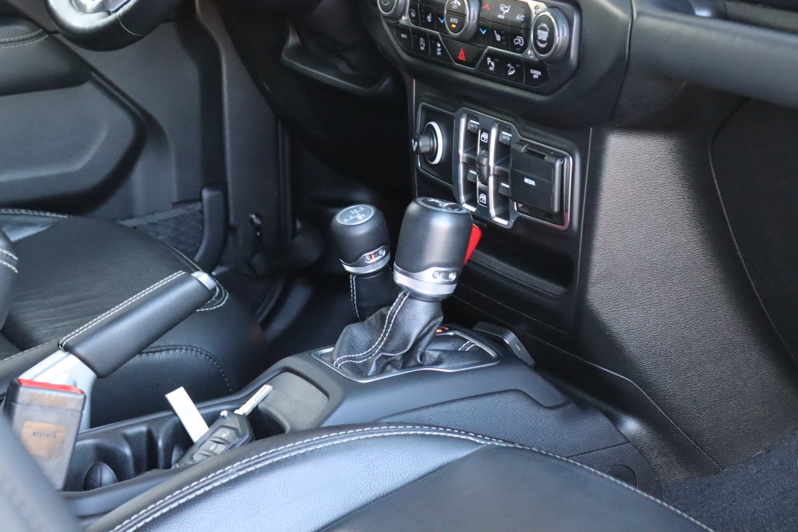 Photo JEEP WRANGLER JL UNLIMITED 2.2  MULTIJET 200CH OVERLAND ATTELAGE/TOP IN TOP