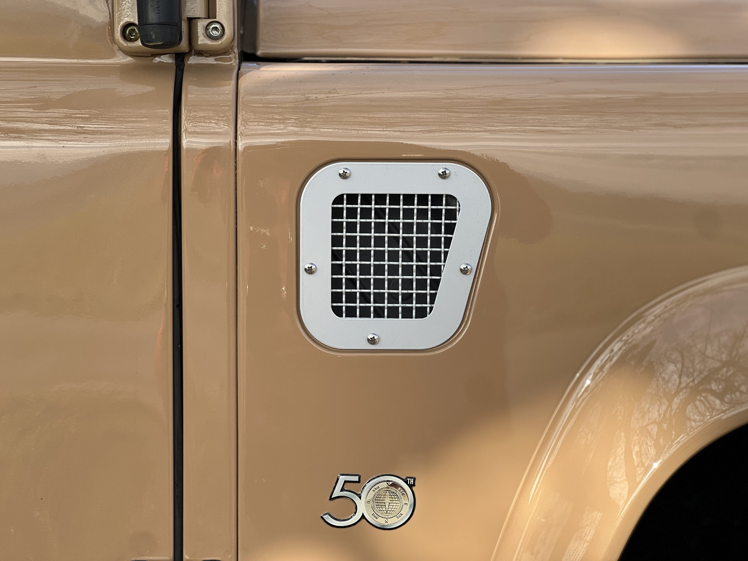 Photo Defender Hard Top 3 seats Collector "50th" Carte grise Utilitaire pas de TVS pour les sociétés