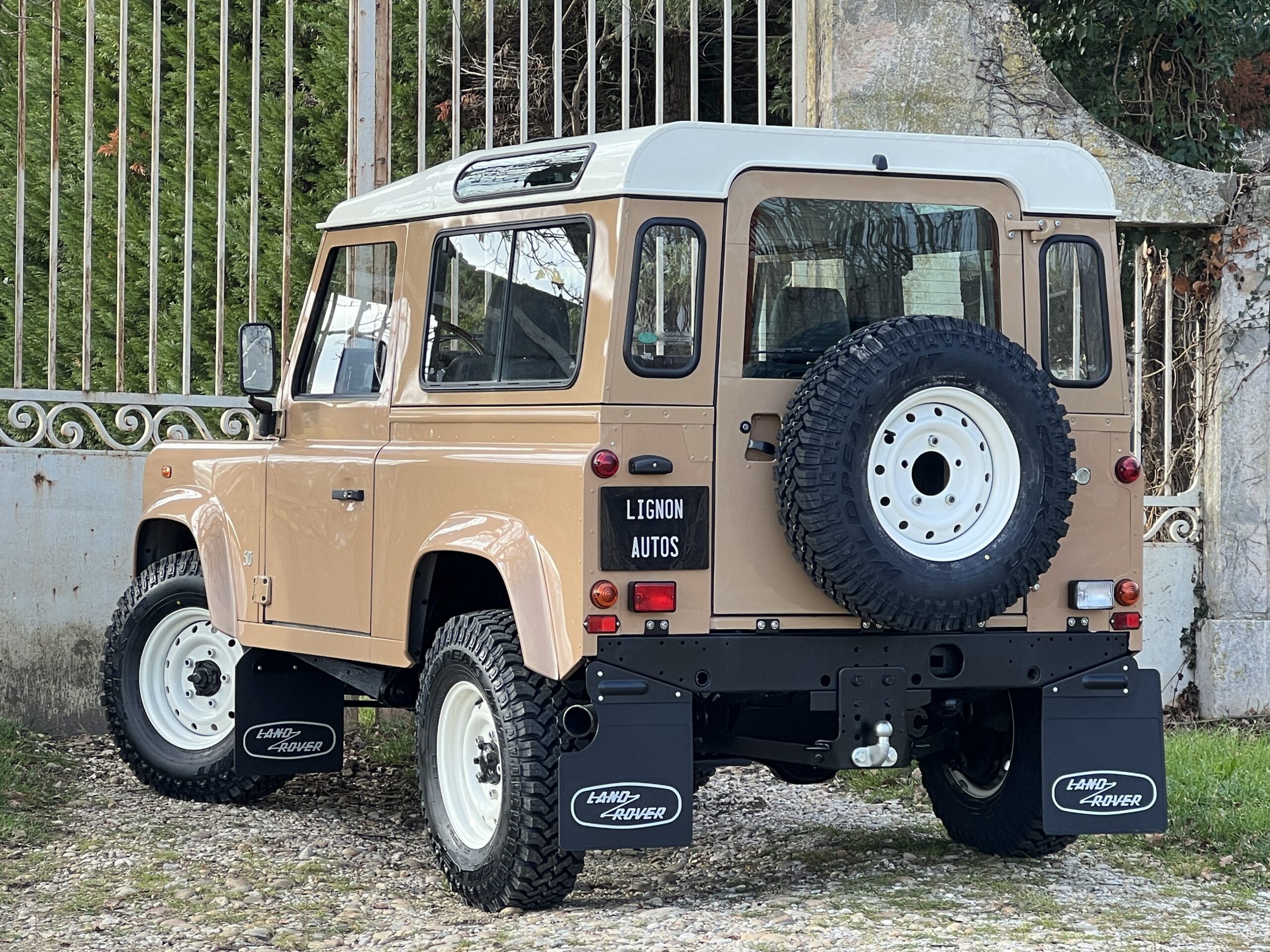 Photo Defender Hard Top 3 seats Collector "50th" Carte grise Utilitaire pas de TVS pour les sociétés