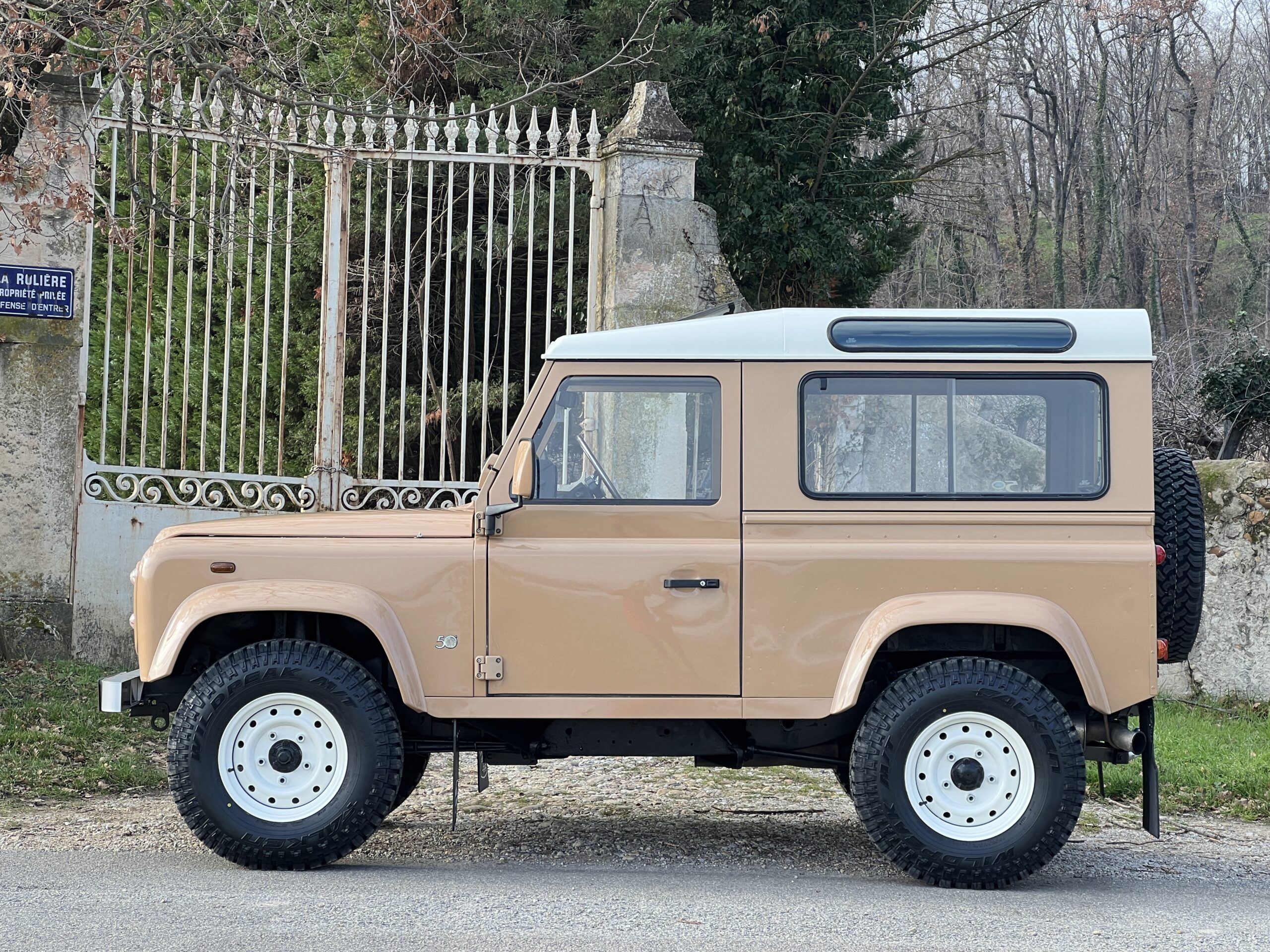 Photo Defender Hard Top 3 seats Collector "50th" Carte grise Utilitaire pas de TVS pour les sociétés