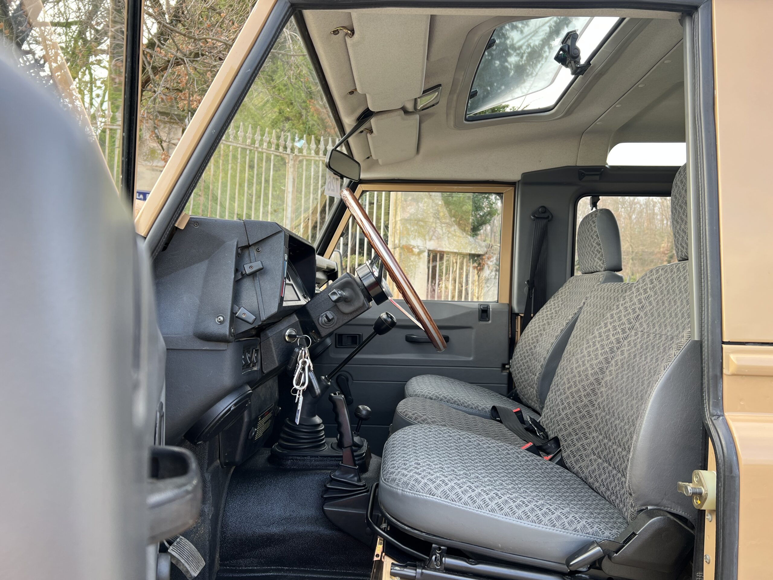 Photo Defender Hard Top 3 seats Collector "50th" Carte grise Utilitaire pas de TVS pour les sociétés