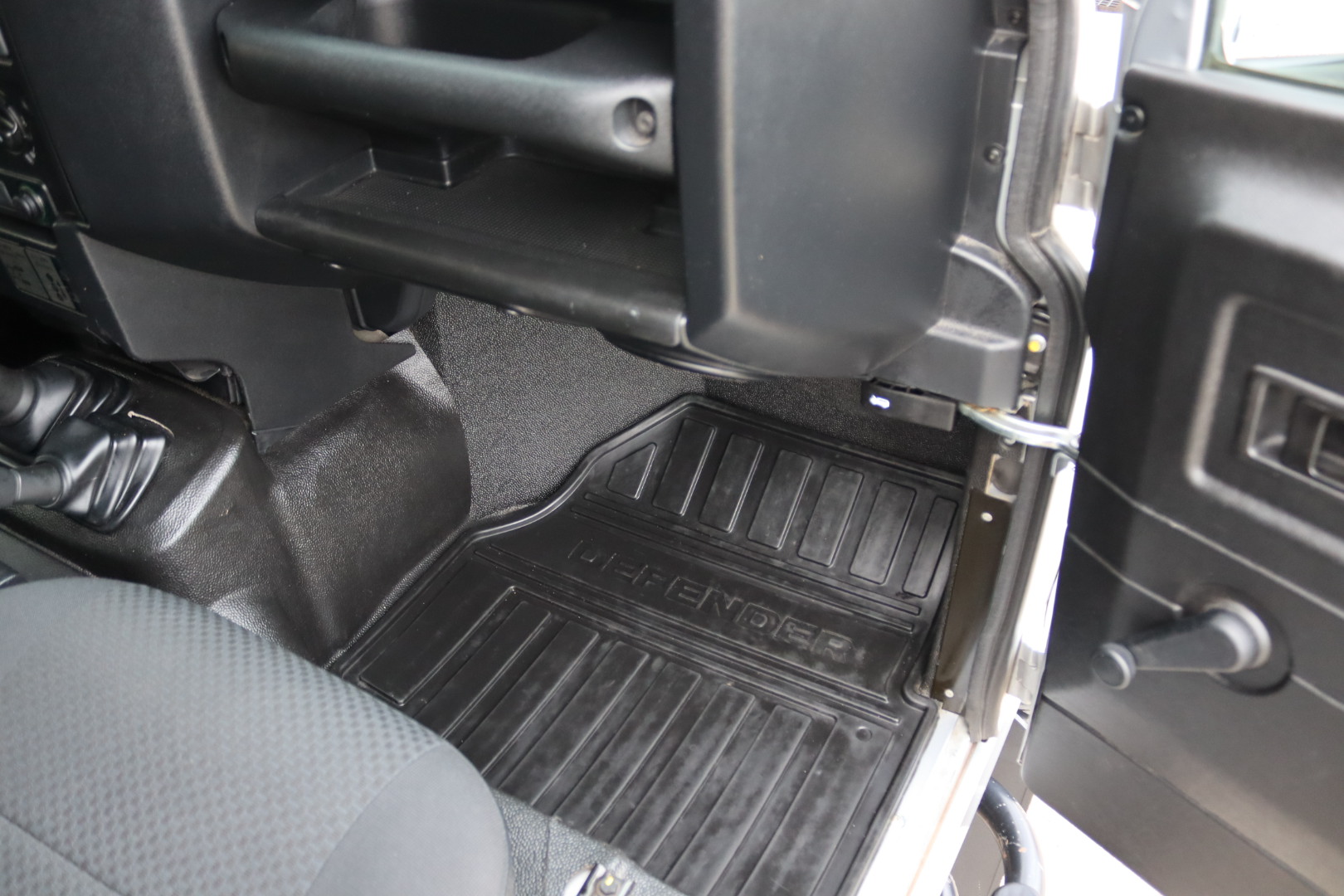 Photo LAND ROVER DEFENDER 90 TD4 2.2 SW 4 PLACES