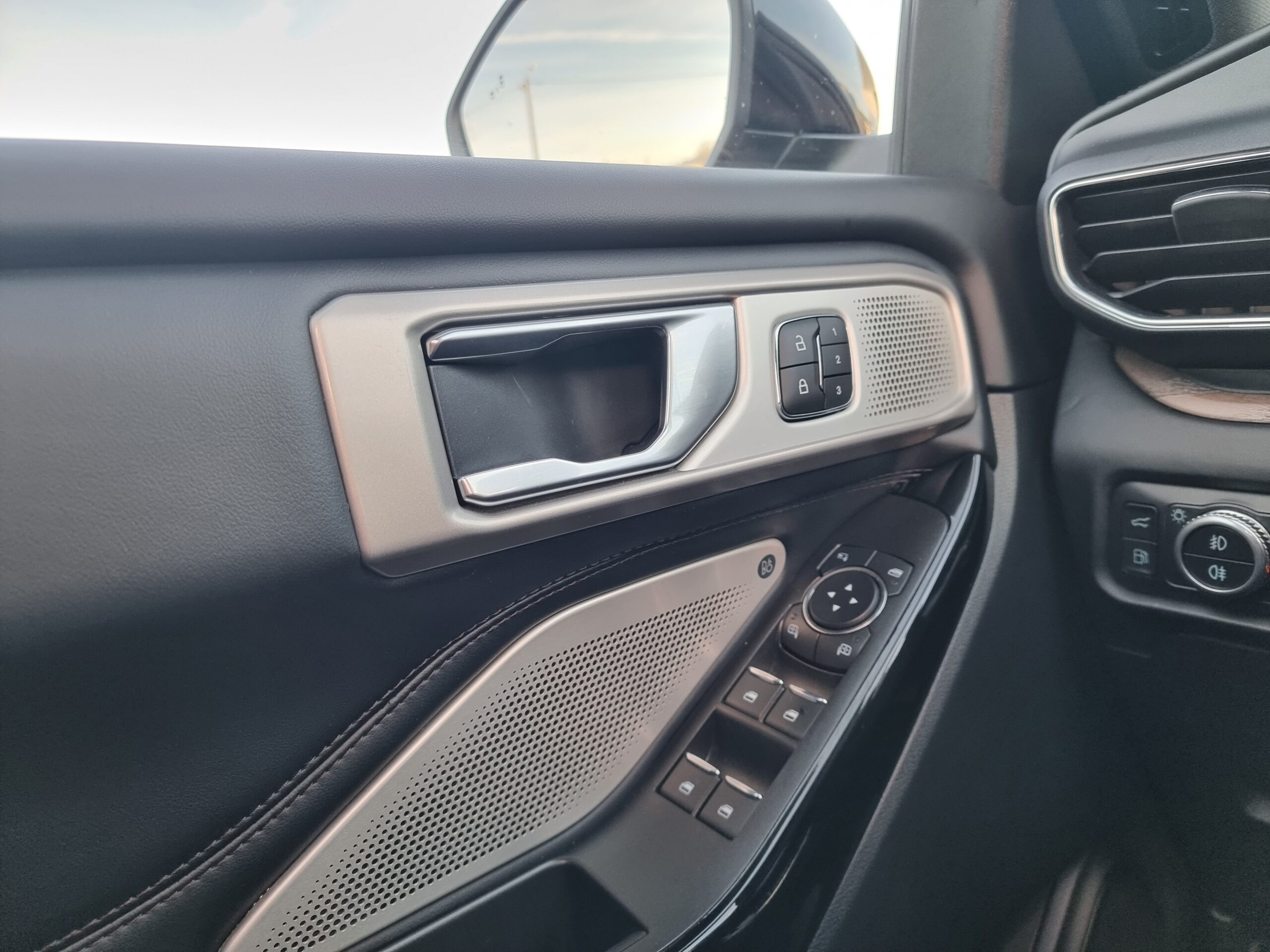 Photo FORD EXPLORER 3.0 ECOBOOST 457ch Parallel PHEV Platinum i-AWD BVA10