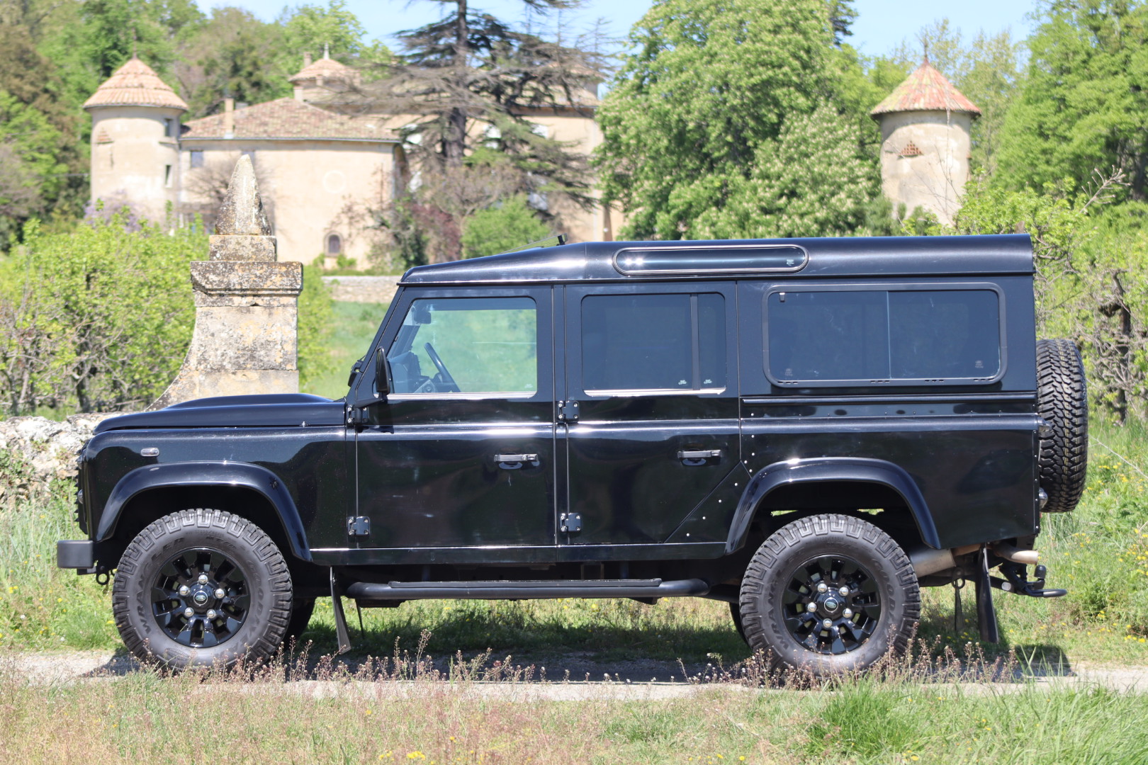 Photo Land Rover Defender 110 td4 SW 7 Places "Black Pack"
