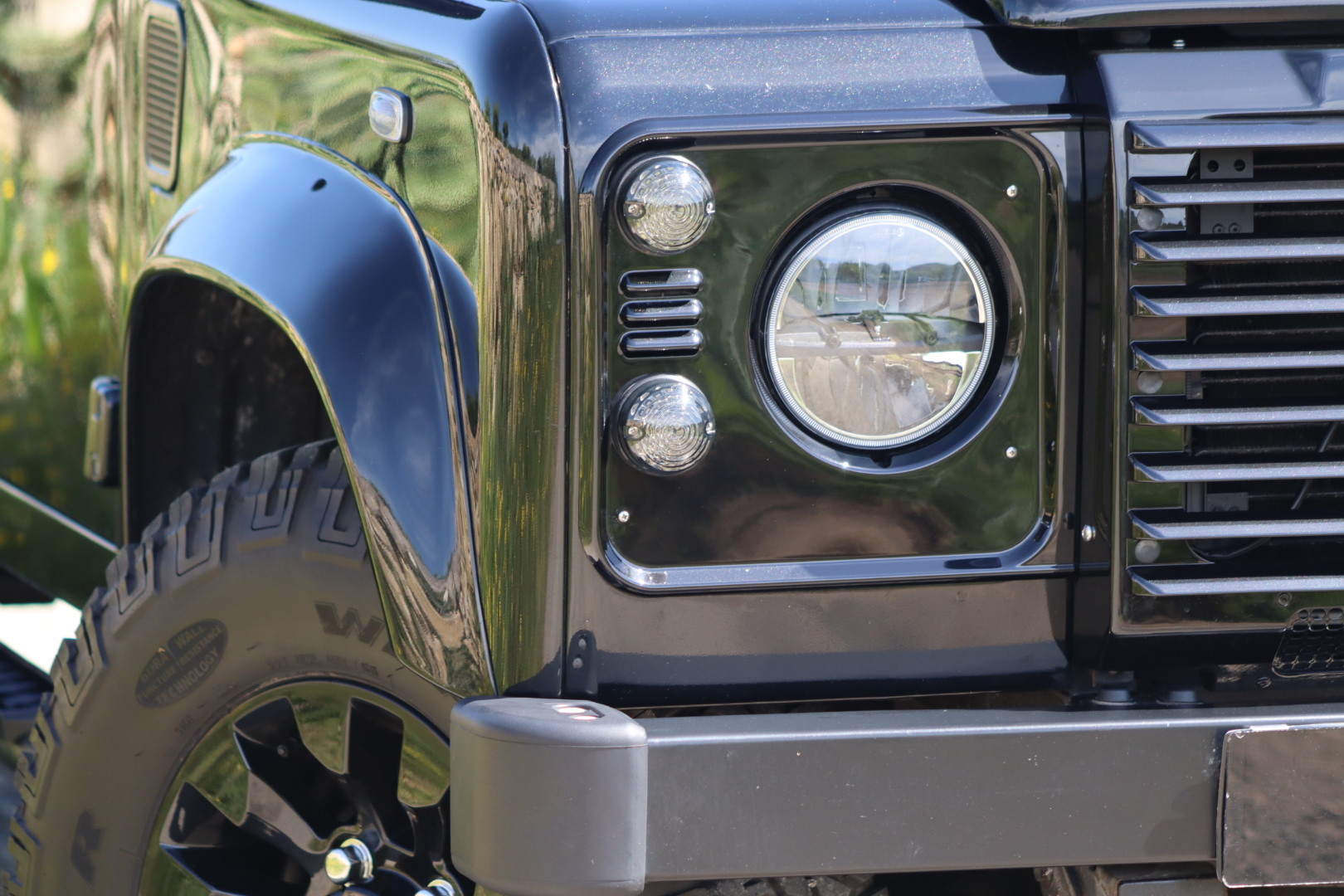 Photo Land Rover Defender 110 td4 SW 7 Places "Black Pack"