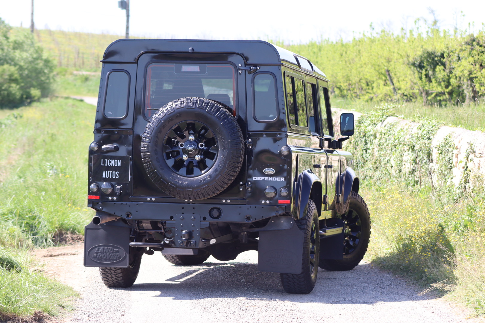 Photo Land Rover Defender 110 td4 SW 7 Places "Black Pack"