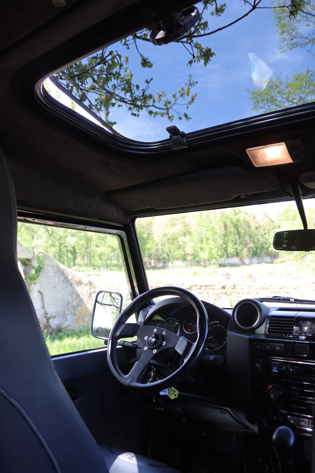 Photo Land Rover Defender 110 td4 SW 7 Places "Black Pack"