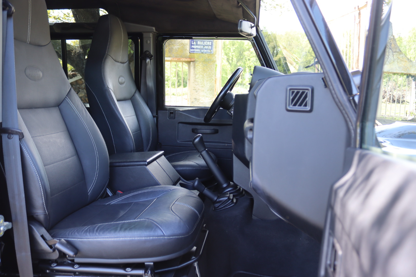 Photo Land Rover Defender 110 td4 SW 7 Places "Black Pack"