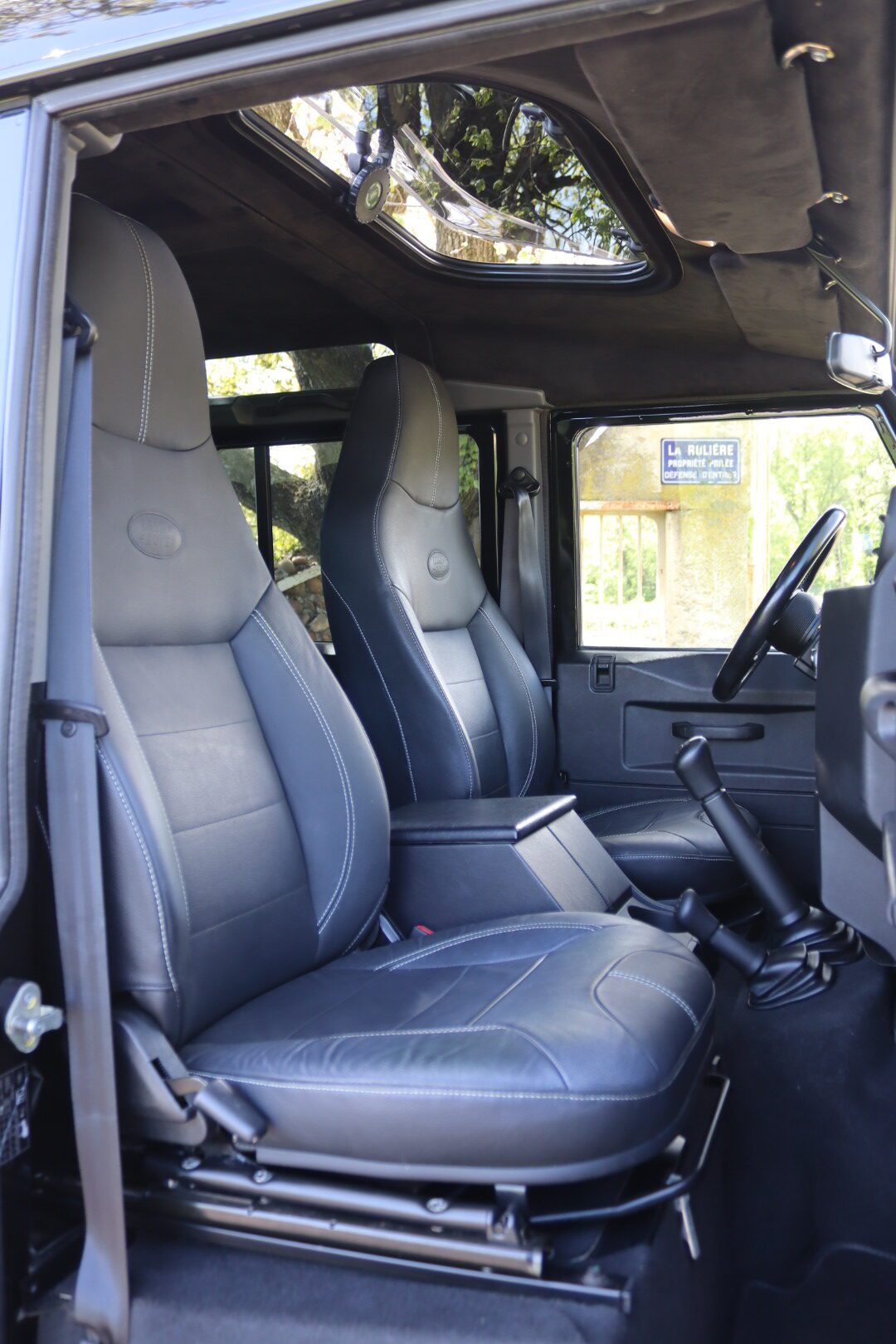 Photo Land Rover Defender 110 td4 SW 7 Places "Black Pack"