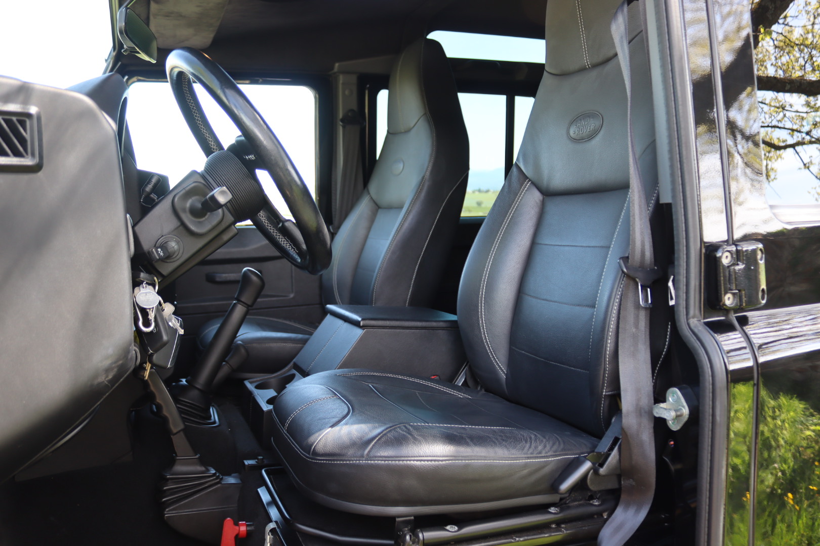 Photo Land Rover Defender 110 td4 SW 7 Places "Black Pack"