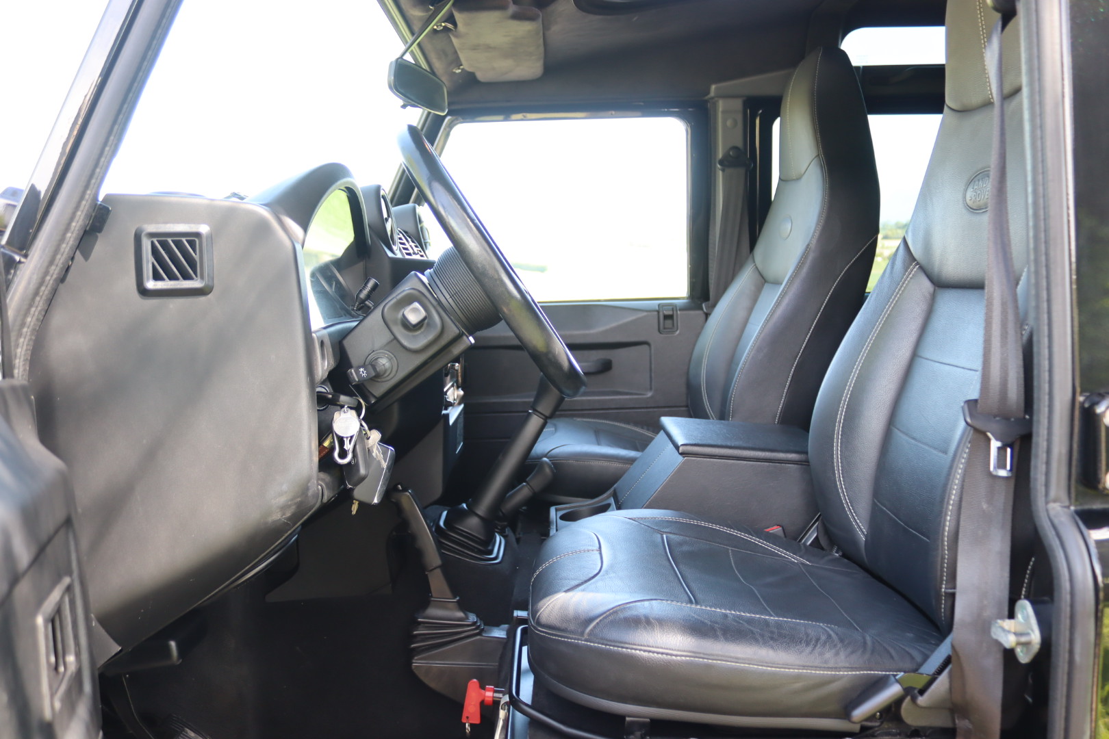 Photo Land Rover Defender 110 td4 SW 7 Places "Black Pack"