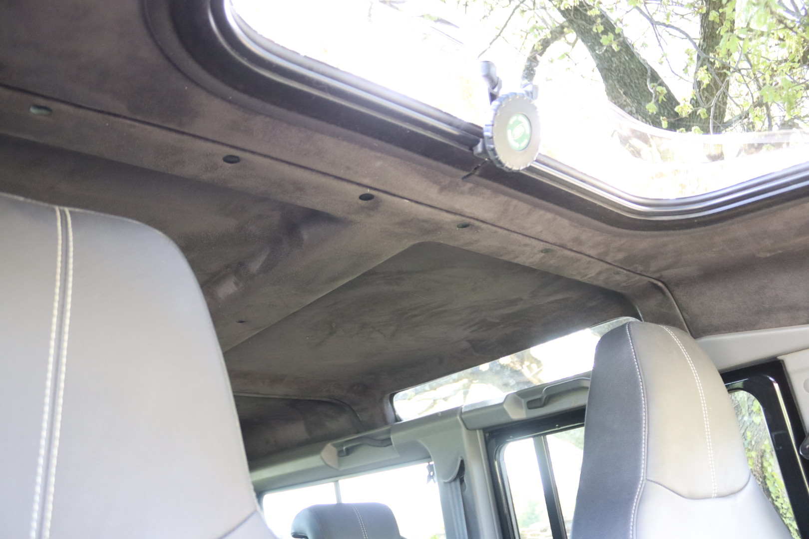 Photo Land Rover Defender 110 td4 SW 7 Places "Black Pack"