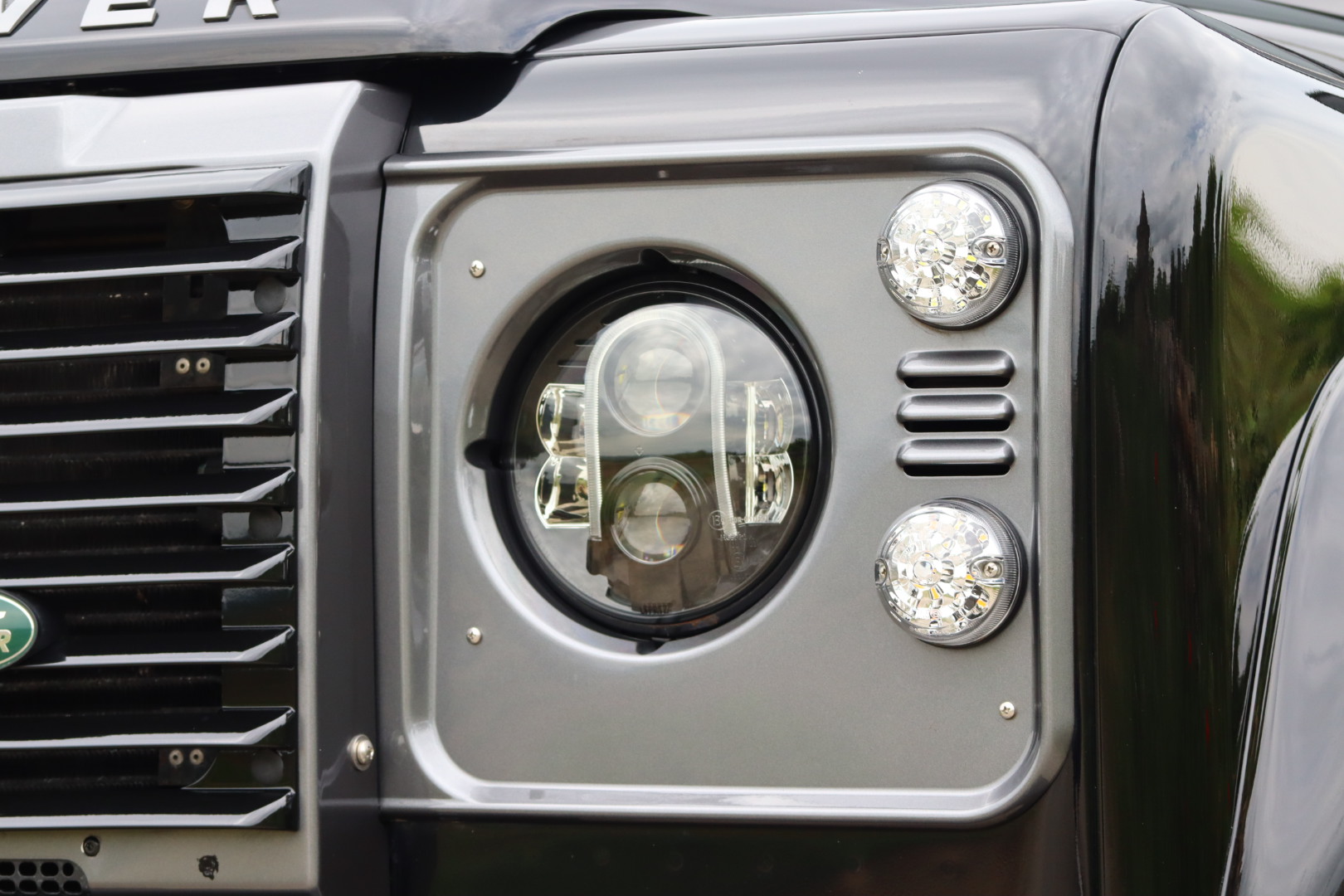 Photo Land Rover Defender 110 2.2 Td4 SW 7 Places LXV "65ème anniversaire"