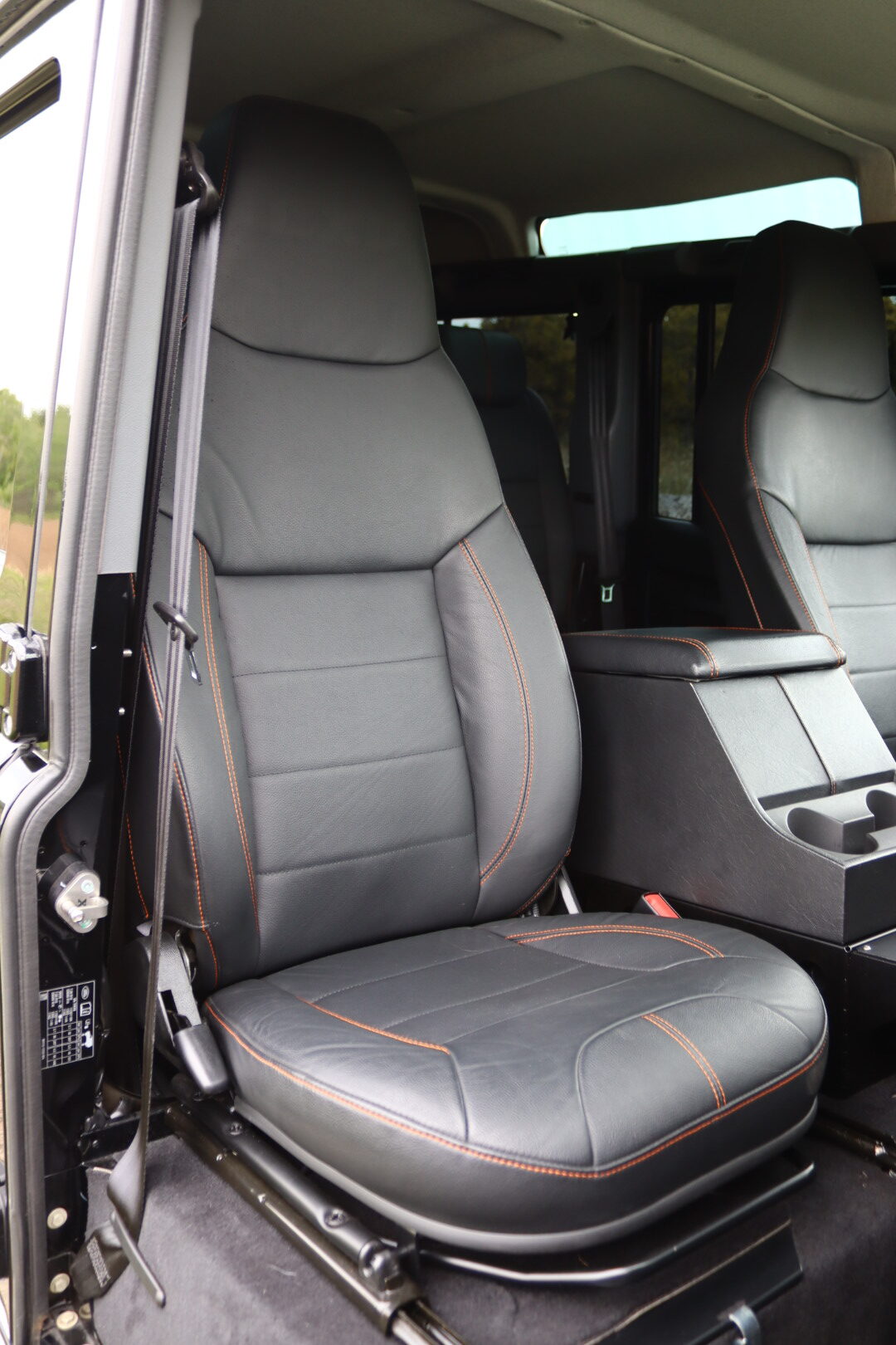 Photo Land Rover Defender 110 2.2 Td4 SW 7 Places LXV "65ème anniversaire"