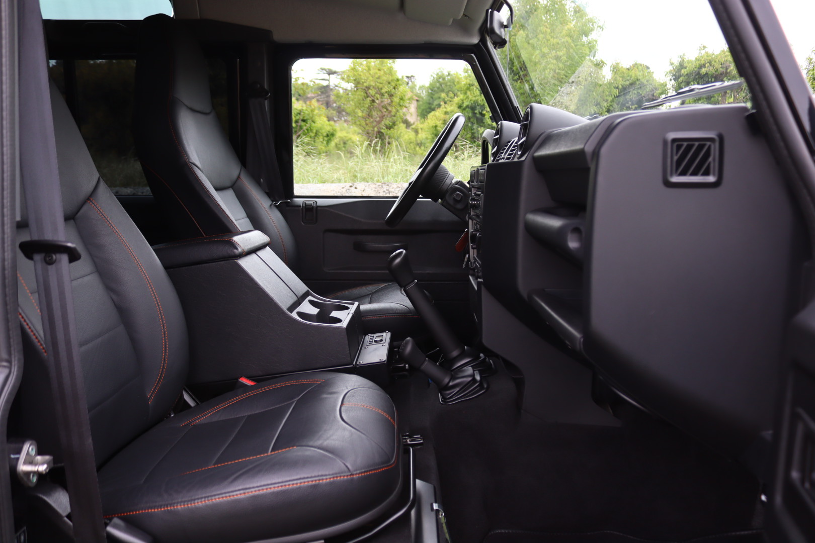 Photo Land Rover Defender 110 2.2 Td4 SW 7 Places LXV "65ème anniversaire"