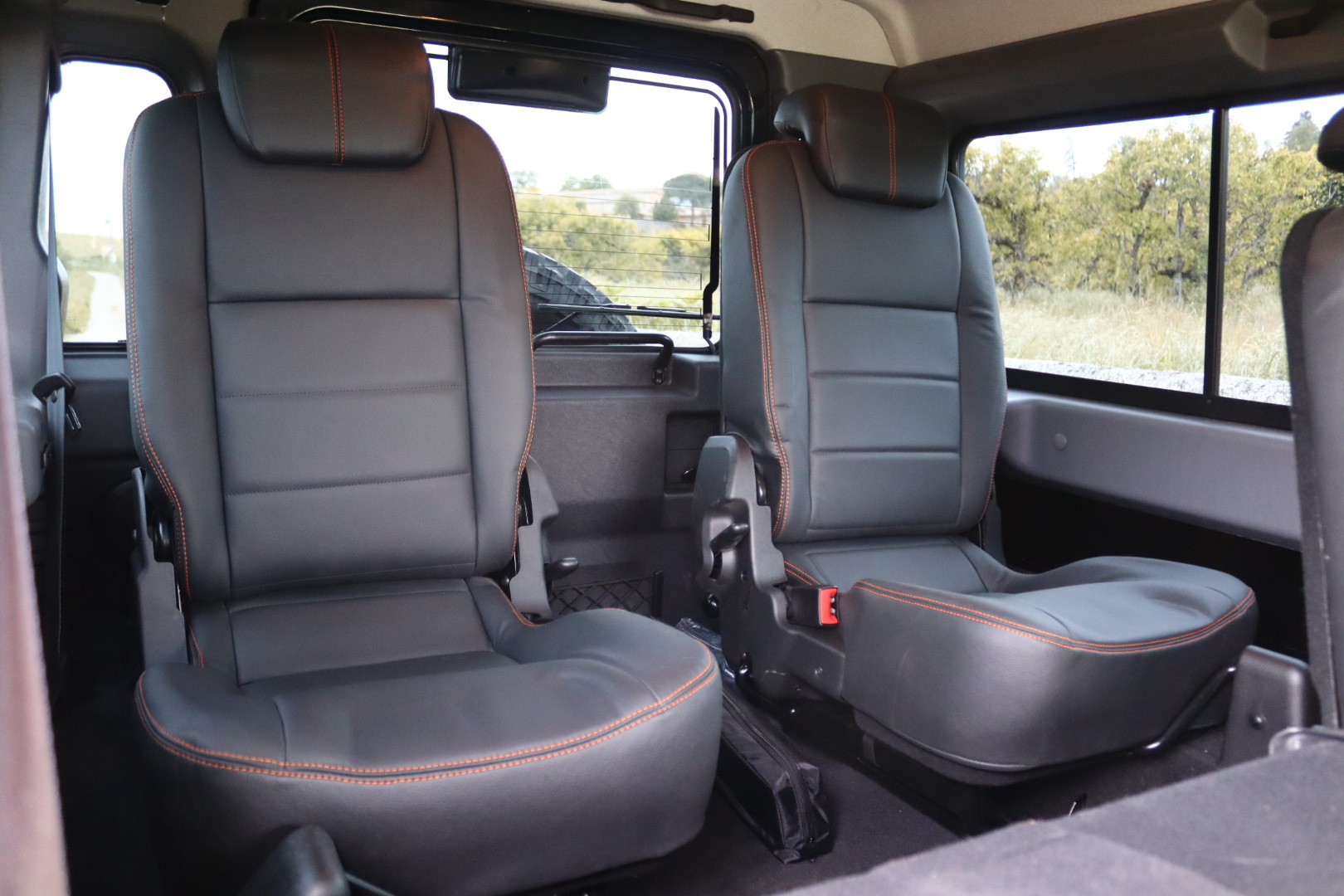 Photo Land Rover Defender 110 2.2 Td4 SW 7 Places LXV "65ème anniversaire"