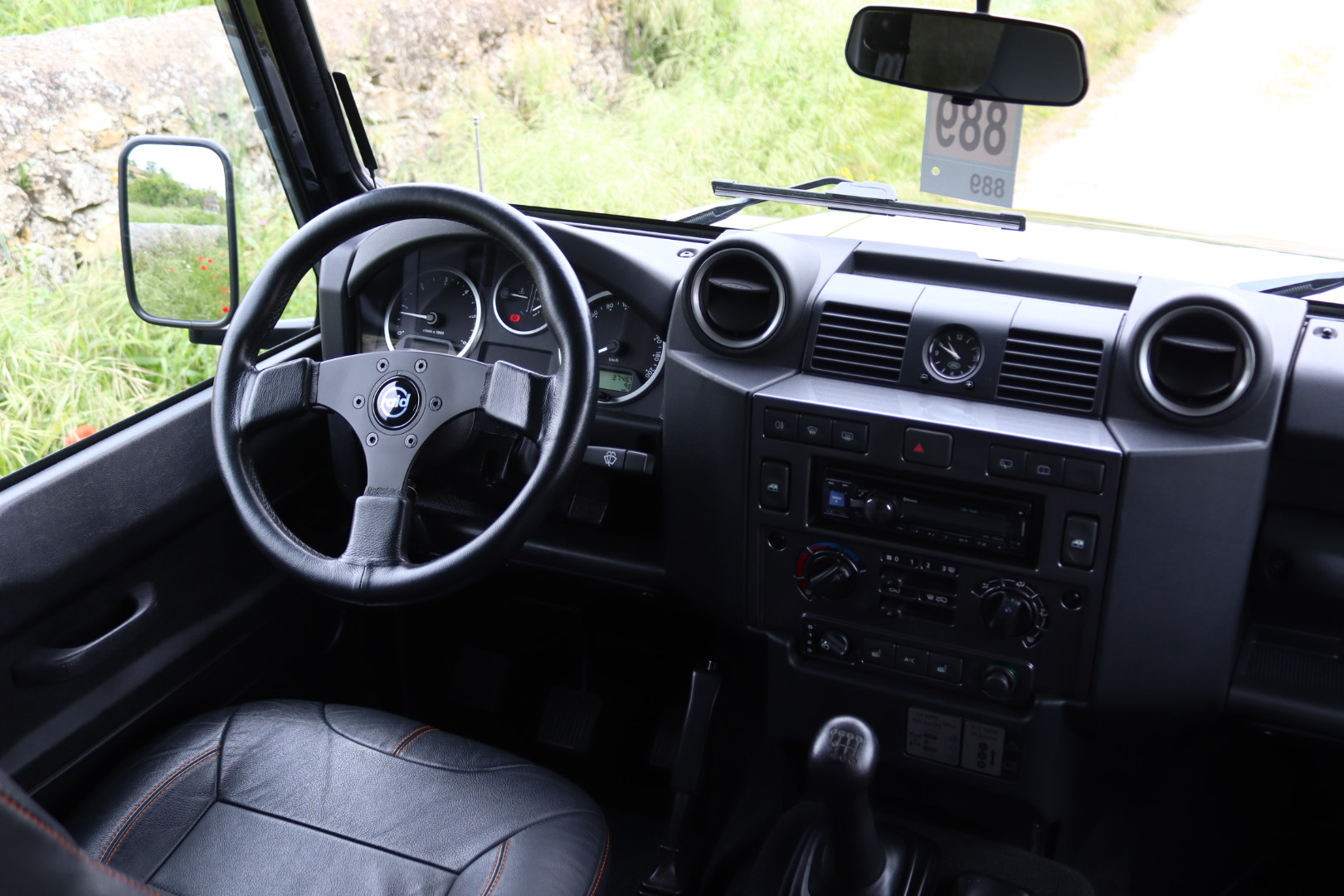 Photo Land Rover Defender 110 2.2 Td4 SW 7 Places LXV "65ème anniversaire"