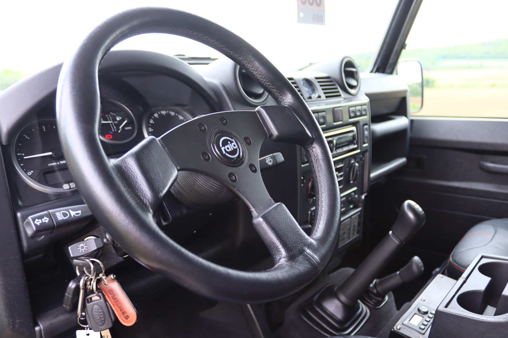Photo Land Rover Defender 110 2.2 Td4 SW 7 Places LXV "65ème anniversaire"