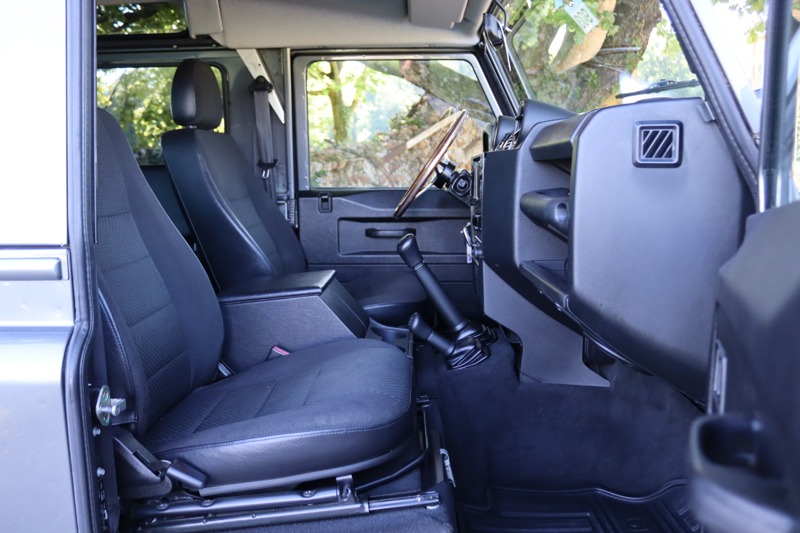 Photo Land Rover Defender 90 td4 Hard Top 2 places